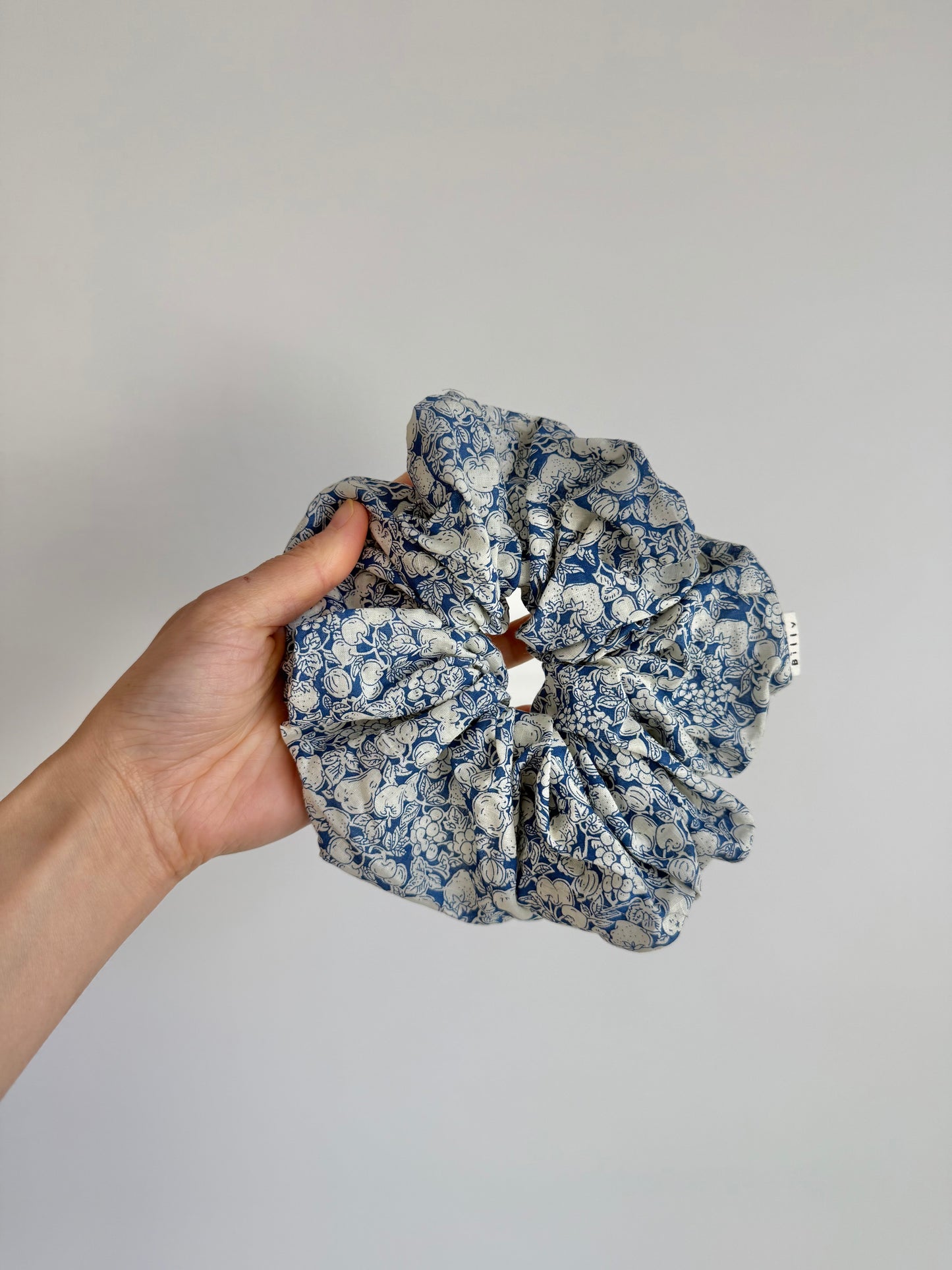 VICTORIA FLORAL SCRUNCHIE