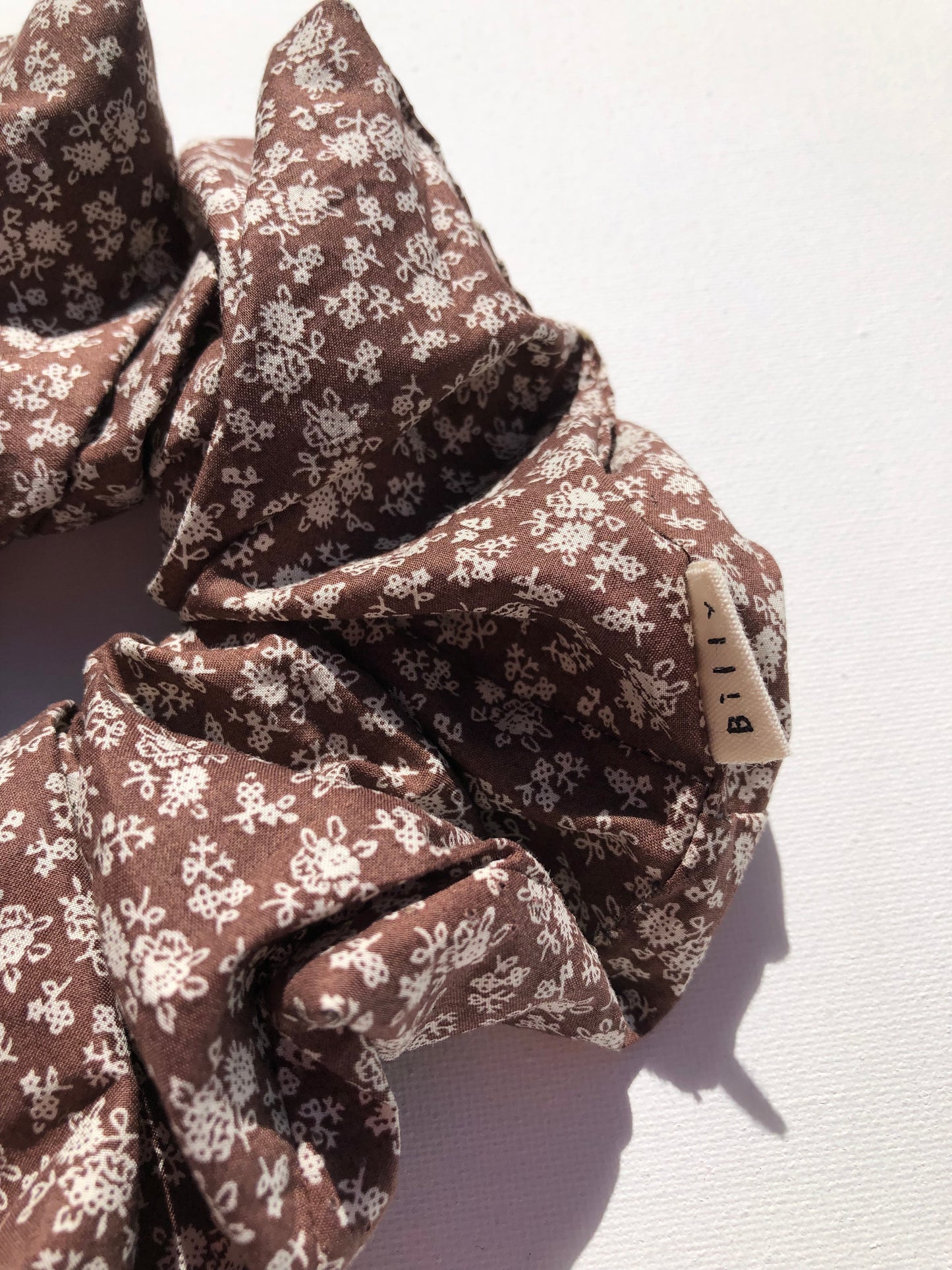 VICTORIA FLORAL SCRUNCHIE