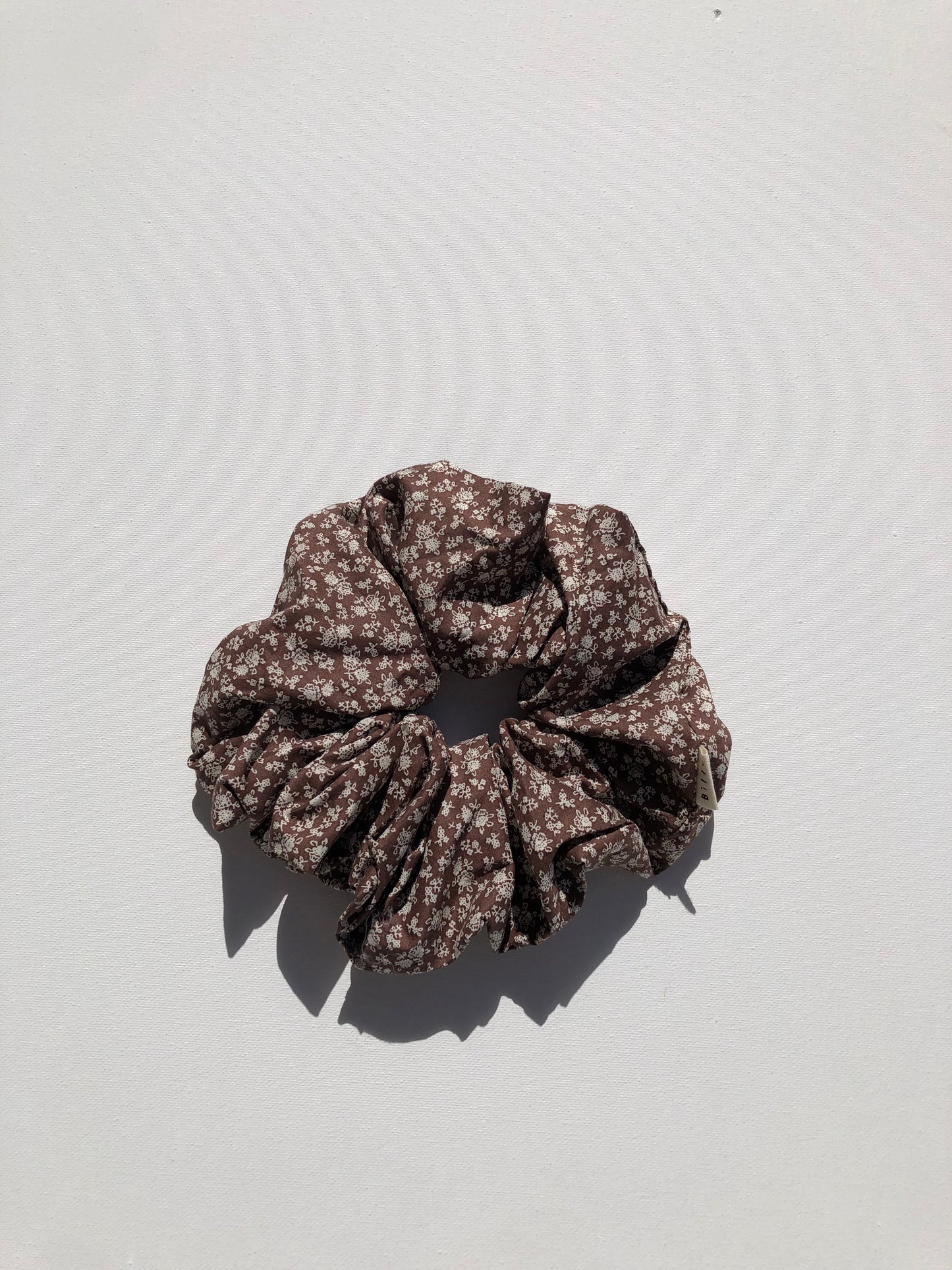 VICTORIA FLORAL SCRUNCHIE