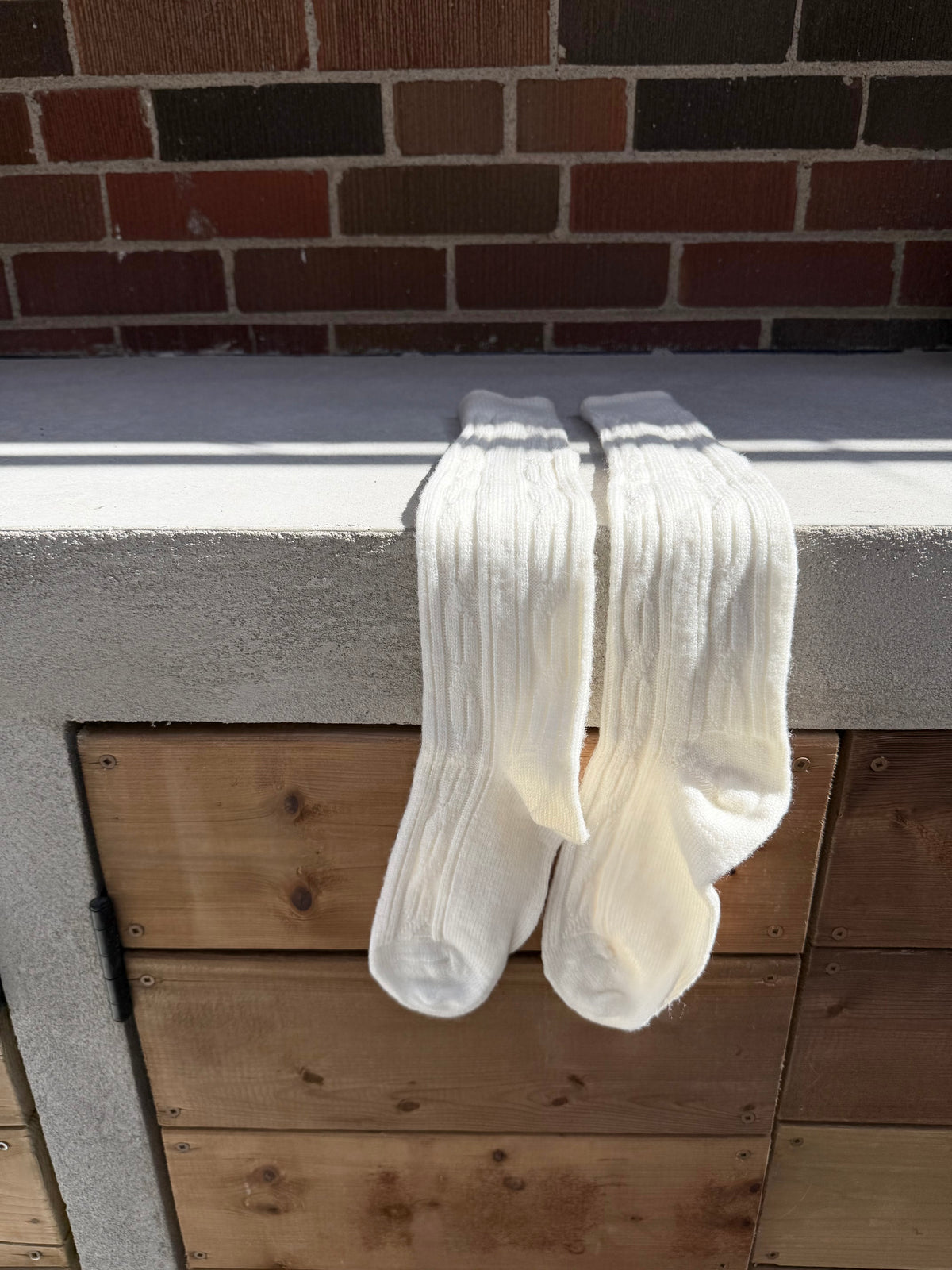 CANADA WOOL CABLE KNEE SOCKS