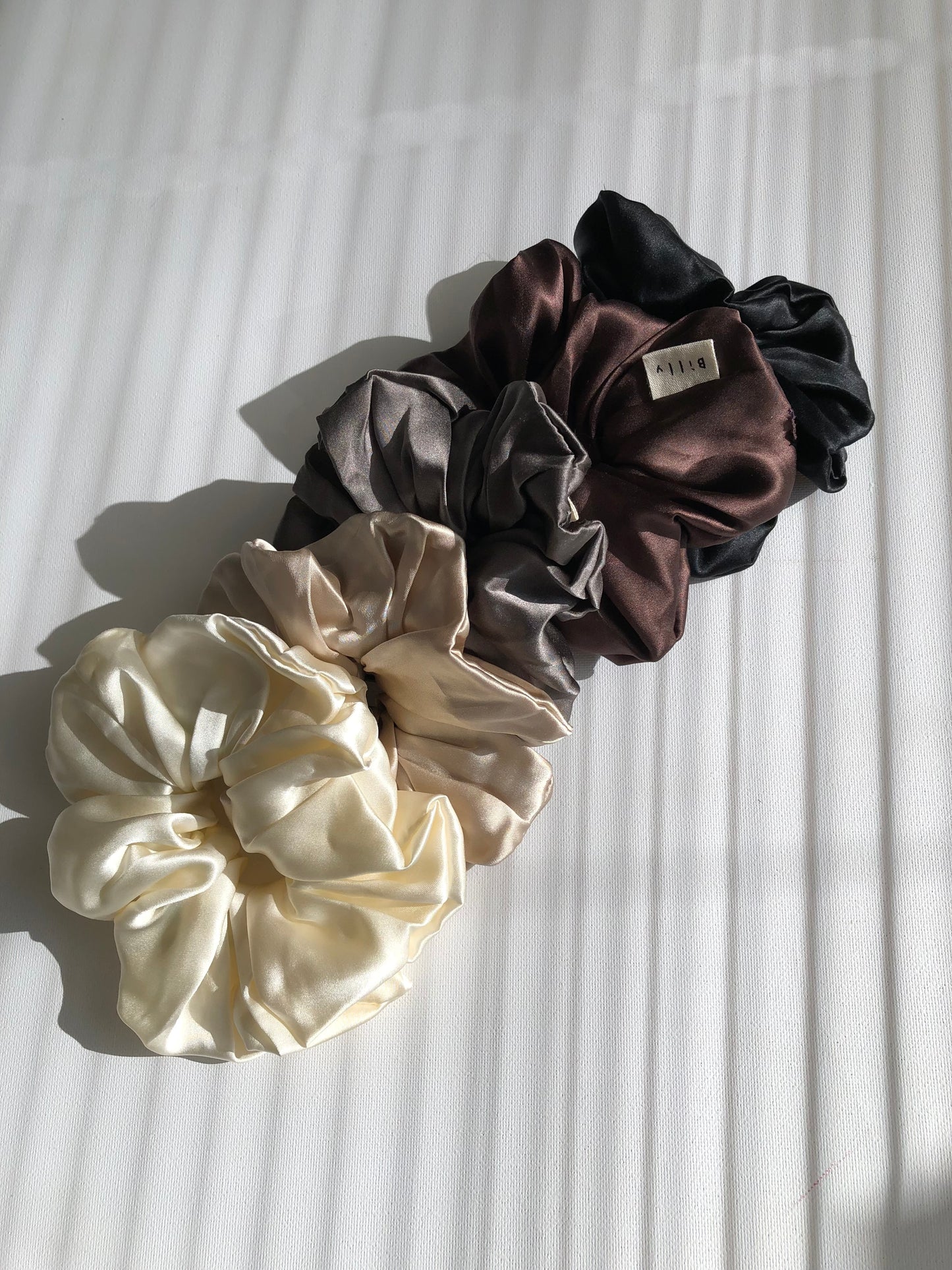 PURE SILK SCRUNCHIES - neutral