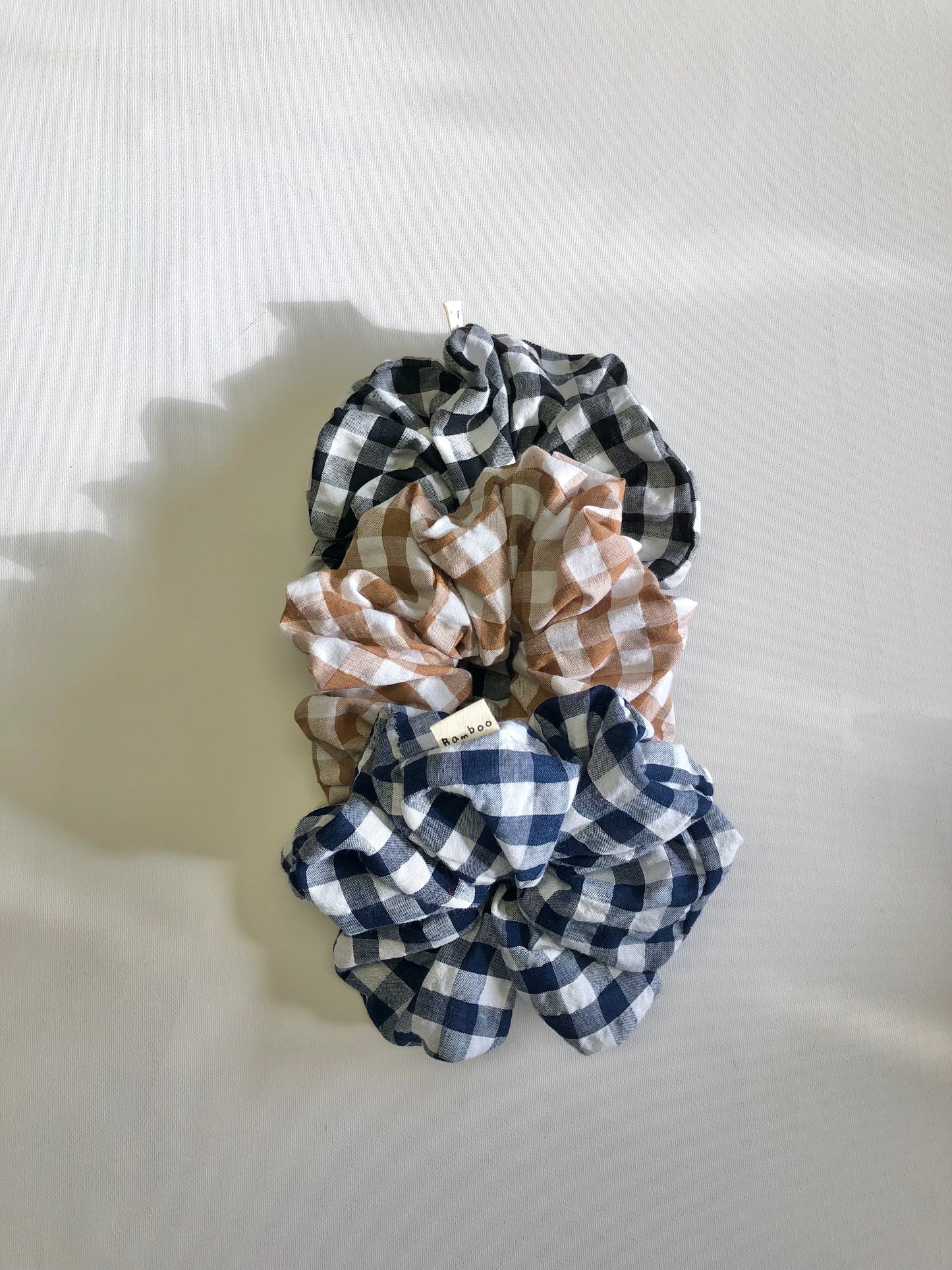 GINGHAM SEERSUCKER SCRUNCHIES  - neutral
