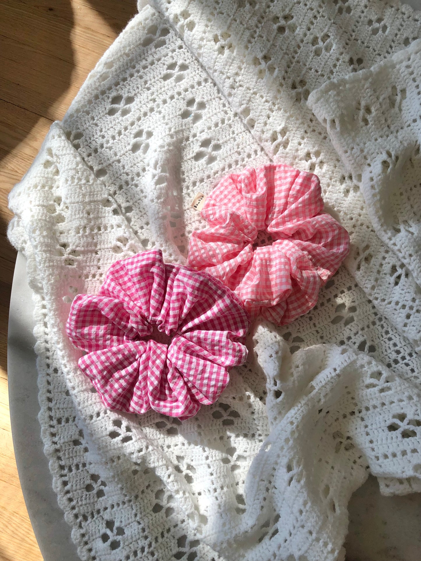 GINGHAM SEERSUCKER SCRUNCHIES - snow pastel