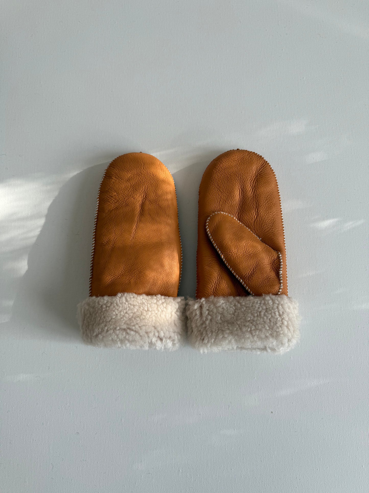 SHEARLING MITTENS - snow pastel