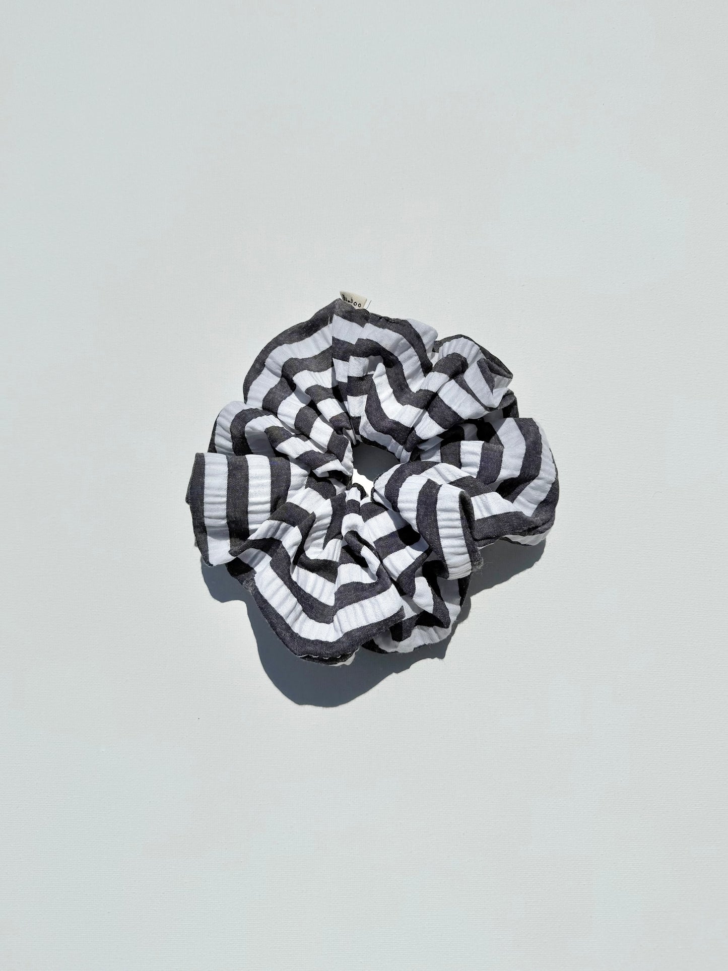 STRIPE SEERSUCKER SCRUNCHIES - neutral
