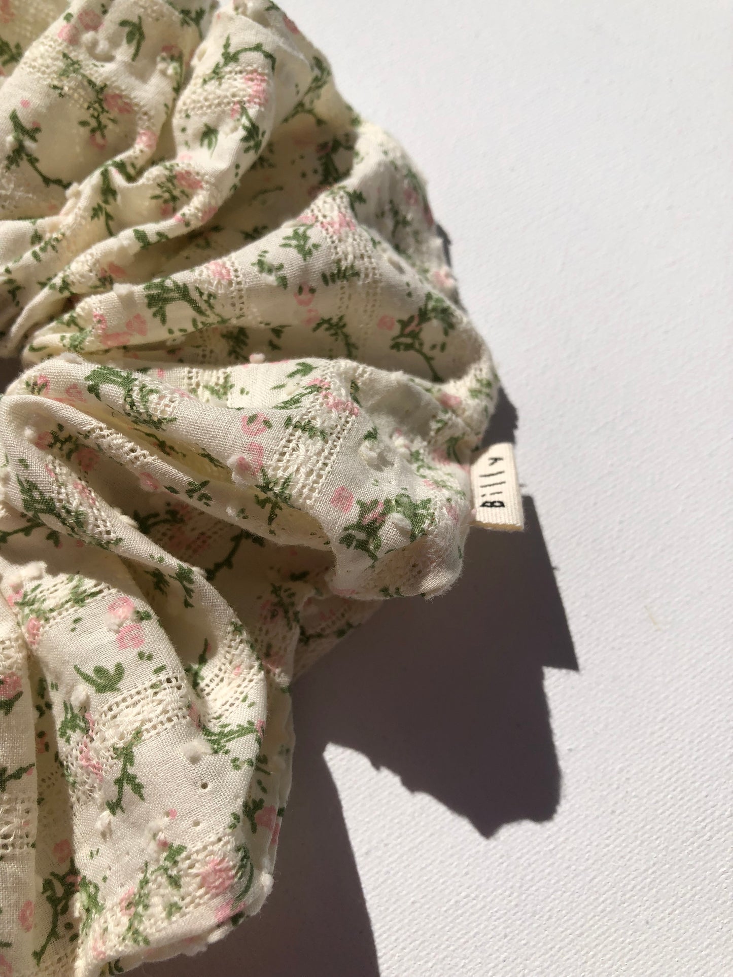 VICTORIA FLORAL SCRUNCHIE