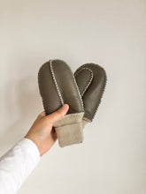 Load image into Gallery viewer, KIDS SHEARLING MITTENS