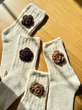 Load image into Gallery viewer, CROCHET COOKIE FLOWERS SOCKS