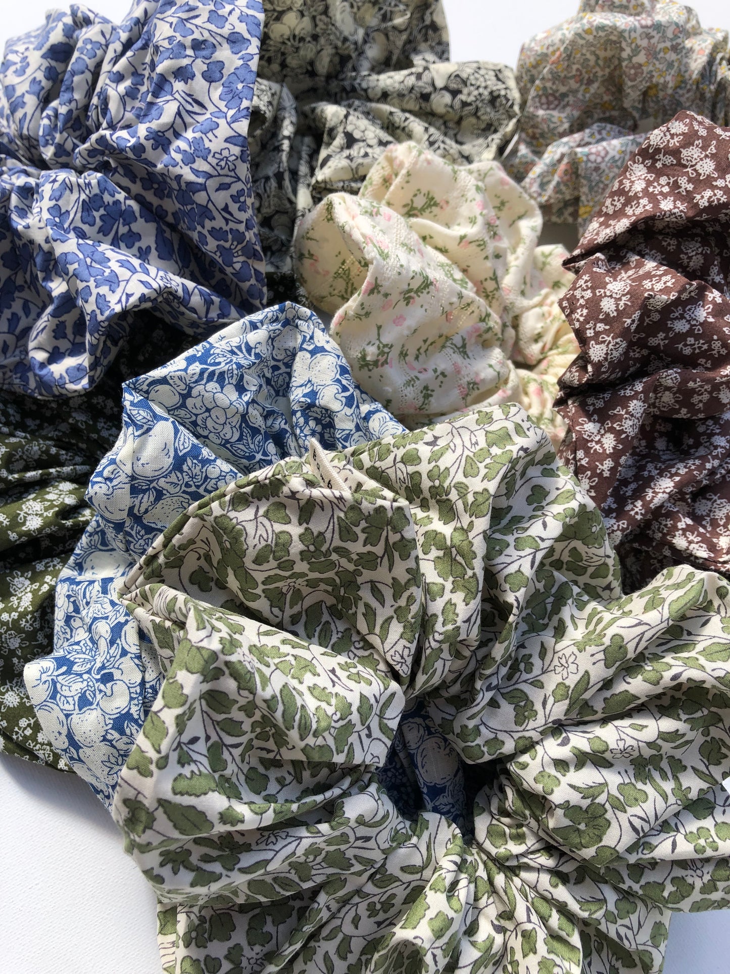 VICTORIA FLORAL SCRUNCHIE