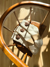 Load image into Gallery viewer, CROCHET COOKIE FLOWERS SOCKS