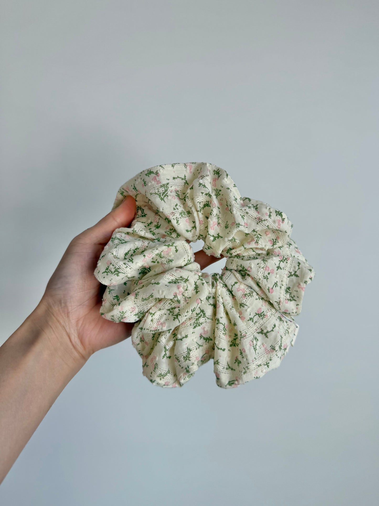 VICTORIA FLORAL SCRUNCHIE