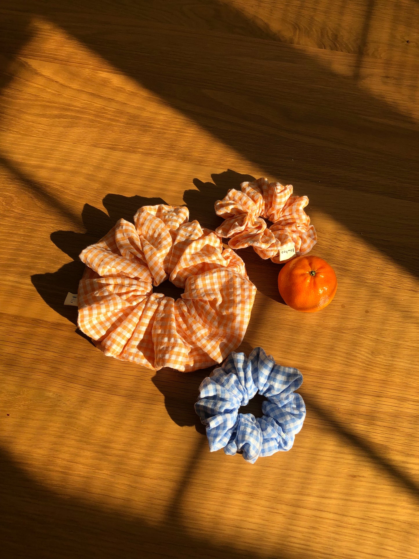 GINGHAM SEERSUCKER SCRUNCHIES - snow pastel