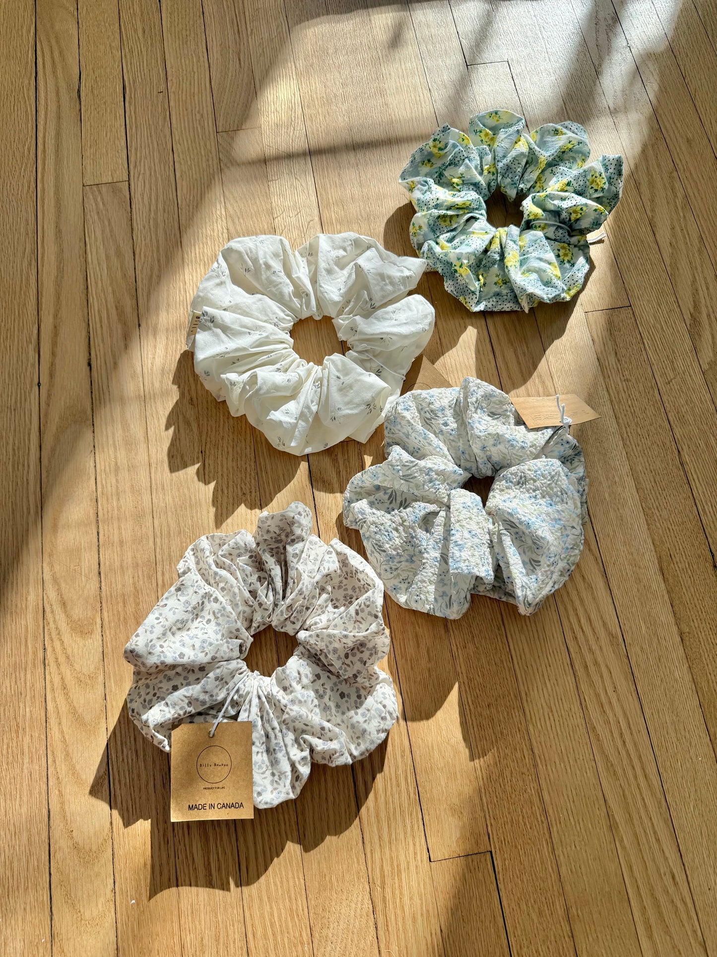 VICTORIA FLORAL SCRUNCHIE