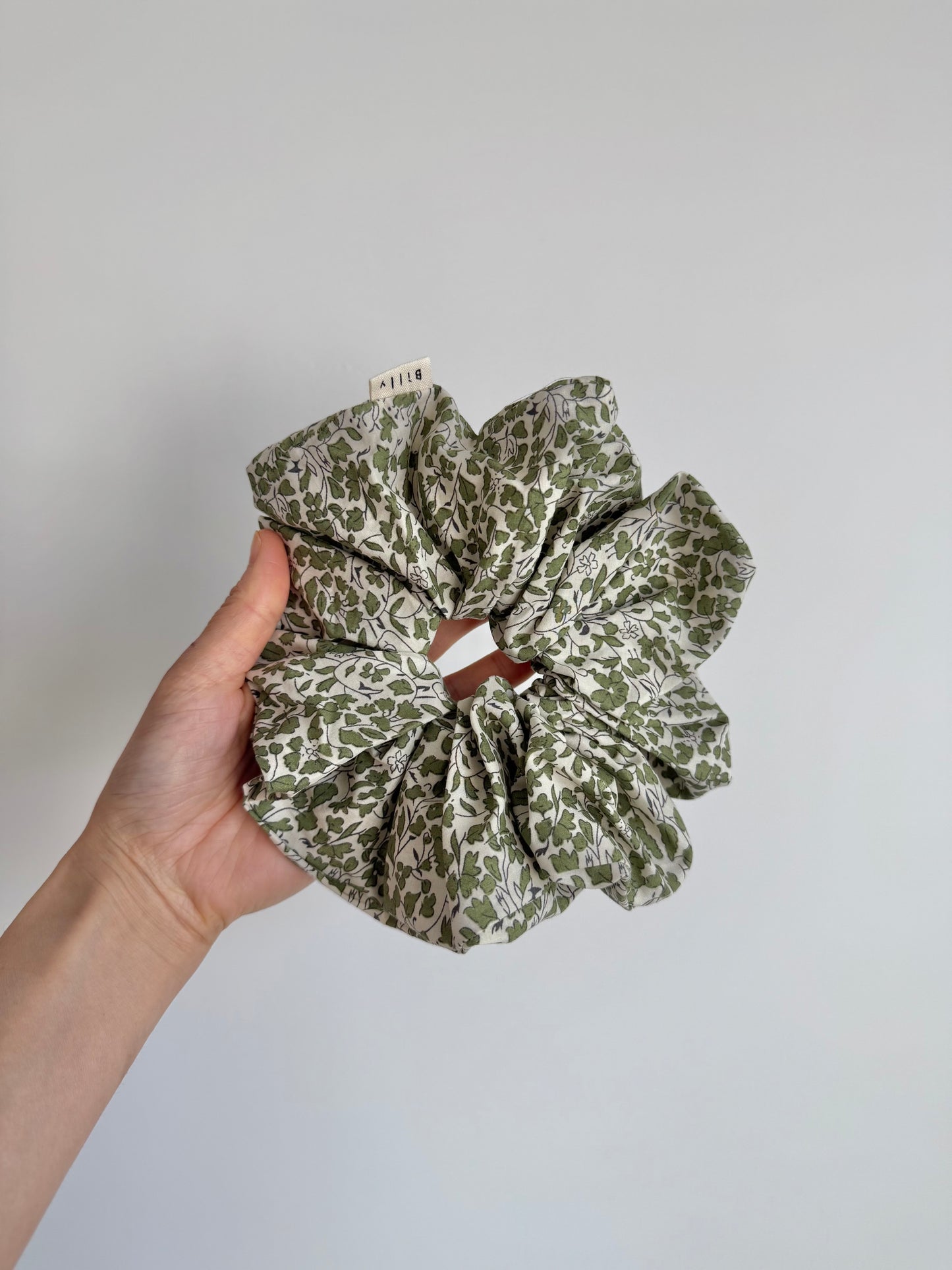 VICTORIA FLORAL SCRUNCHIE