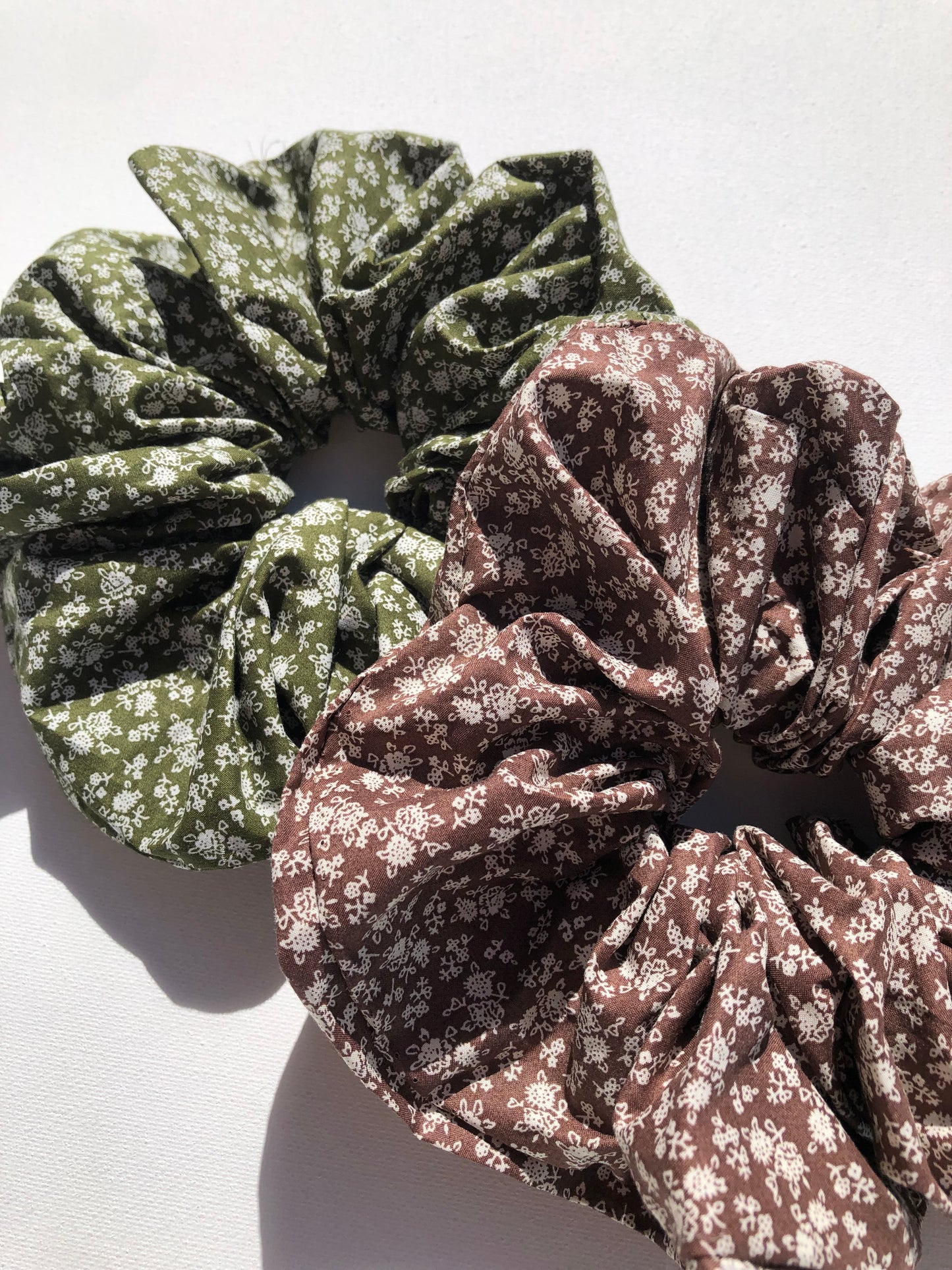 VICTORIA FLORAL SCRUNCHIE