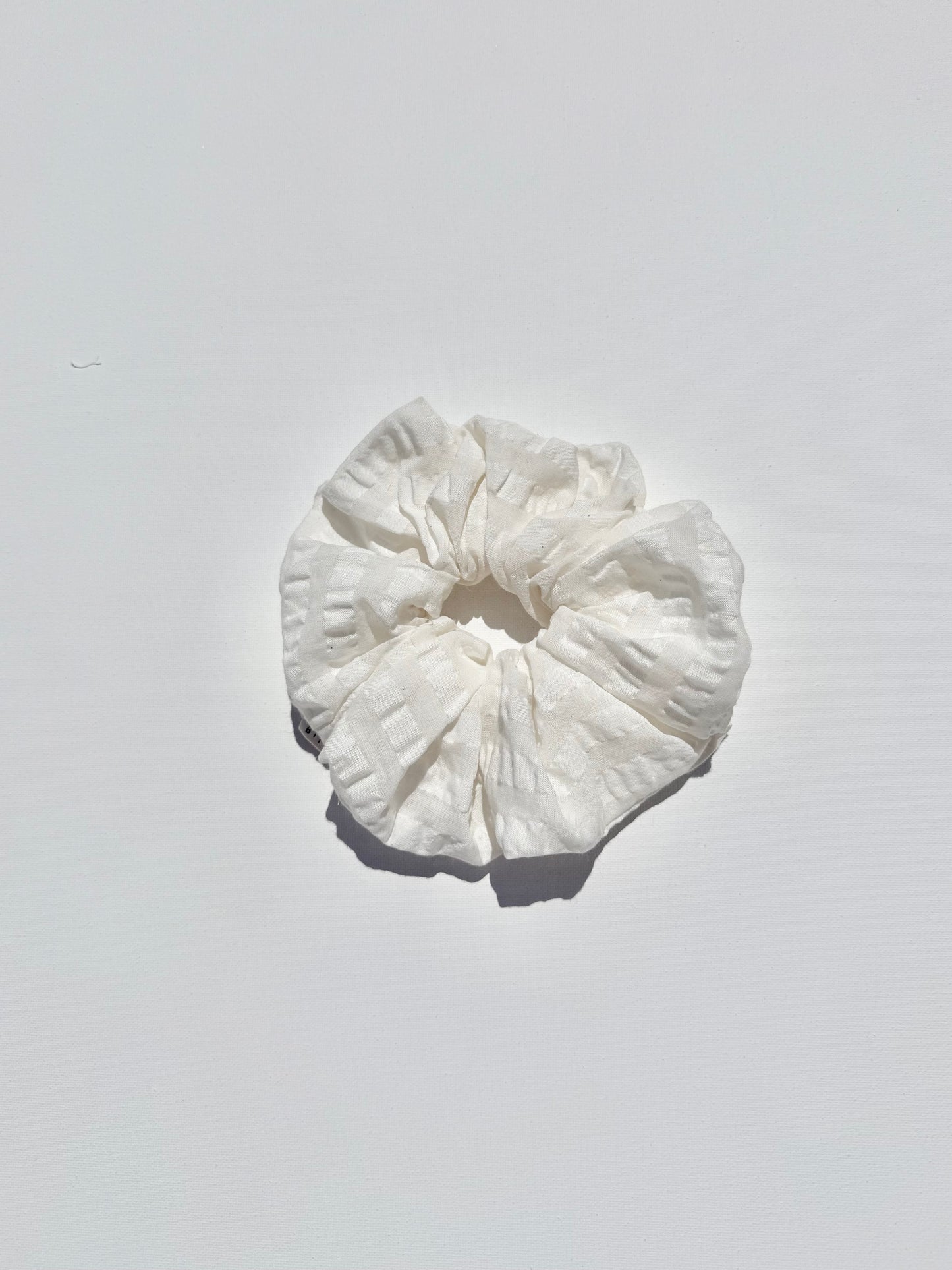 STRIPE SEERSUCKER SCRUNCHIES - neutral