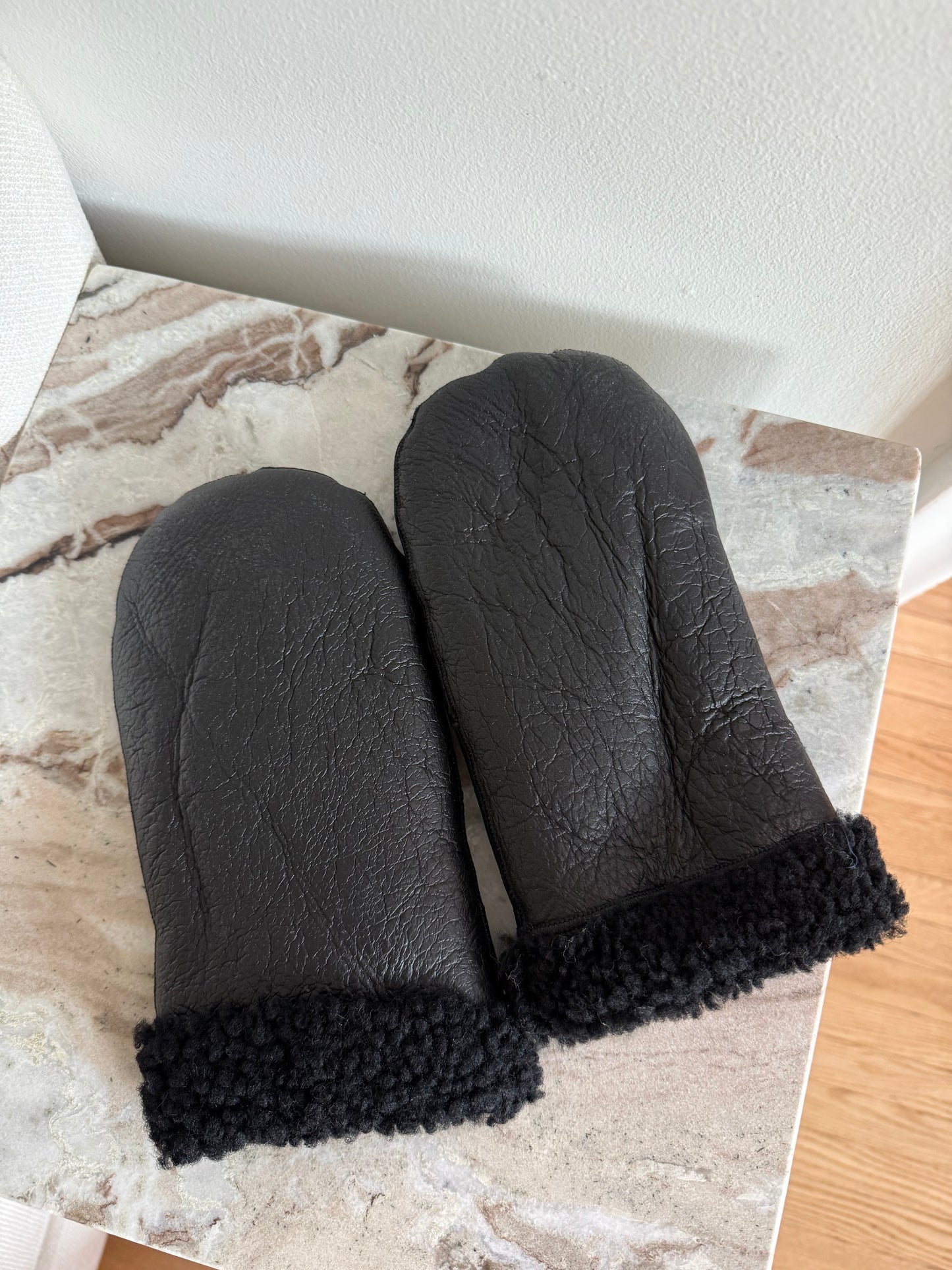 PUFFY SHEARLING MITTENS