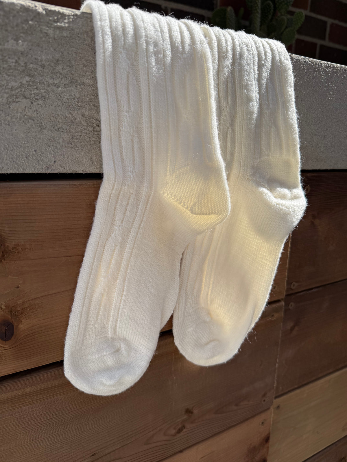 CANADA WOOL CABLE KNEE SOCKS