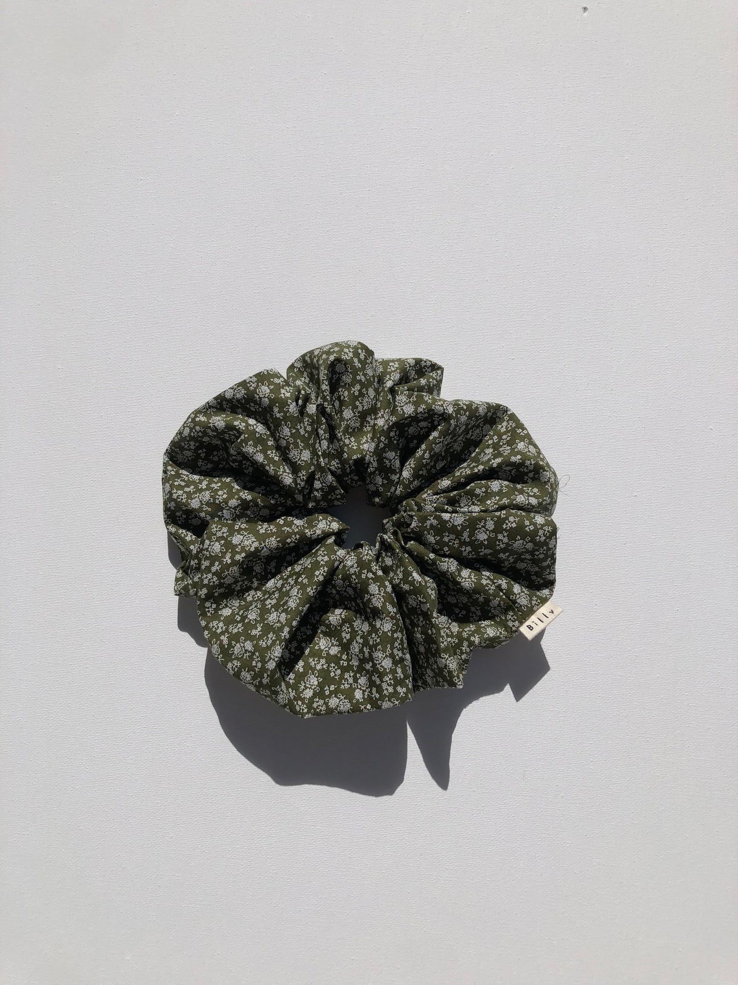 VICTORIA FLORAL SCRUNCHIE