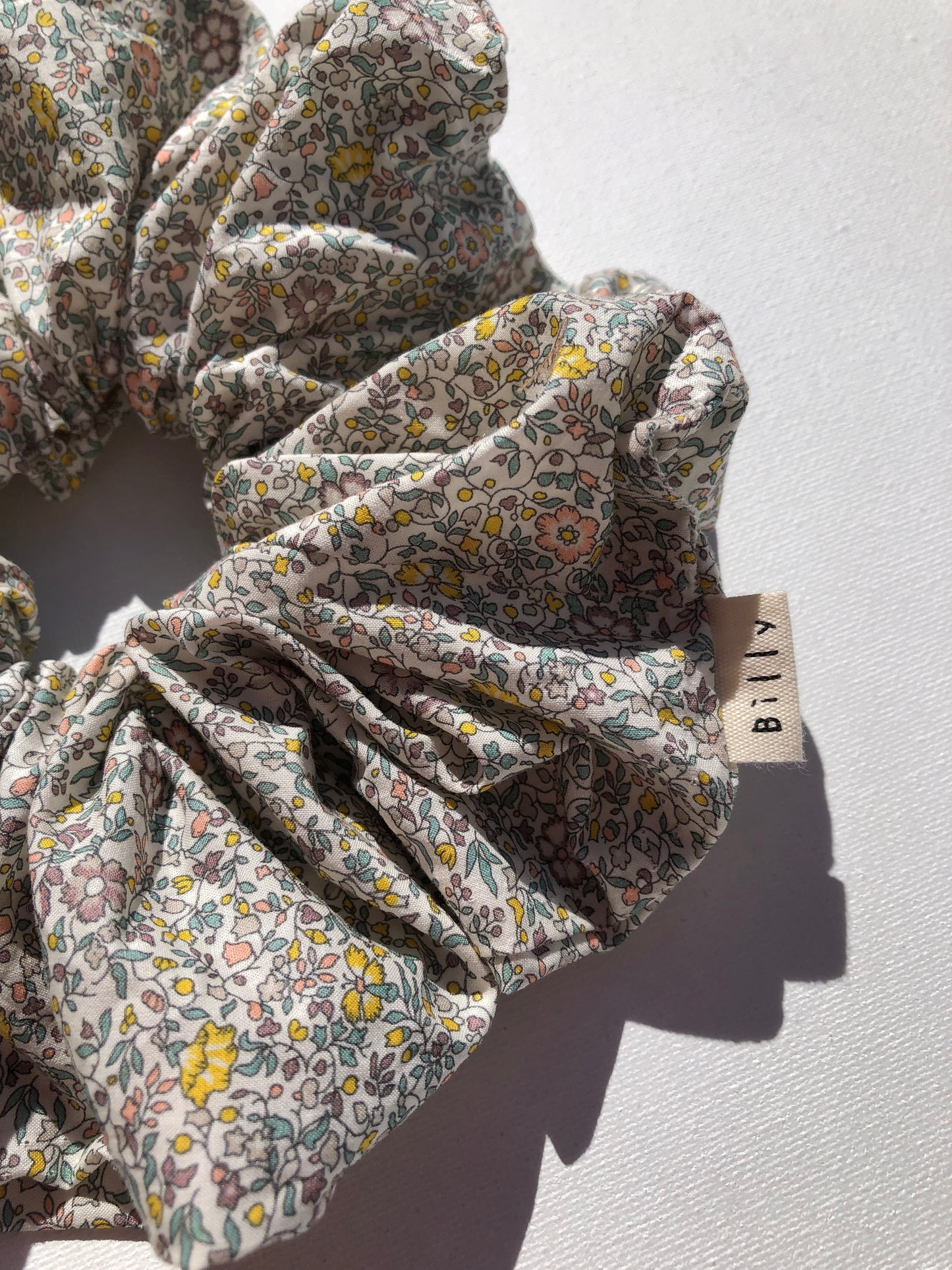 VICTORIA FLORAL SCRUNCHIE