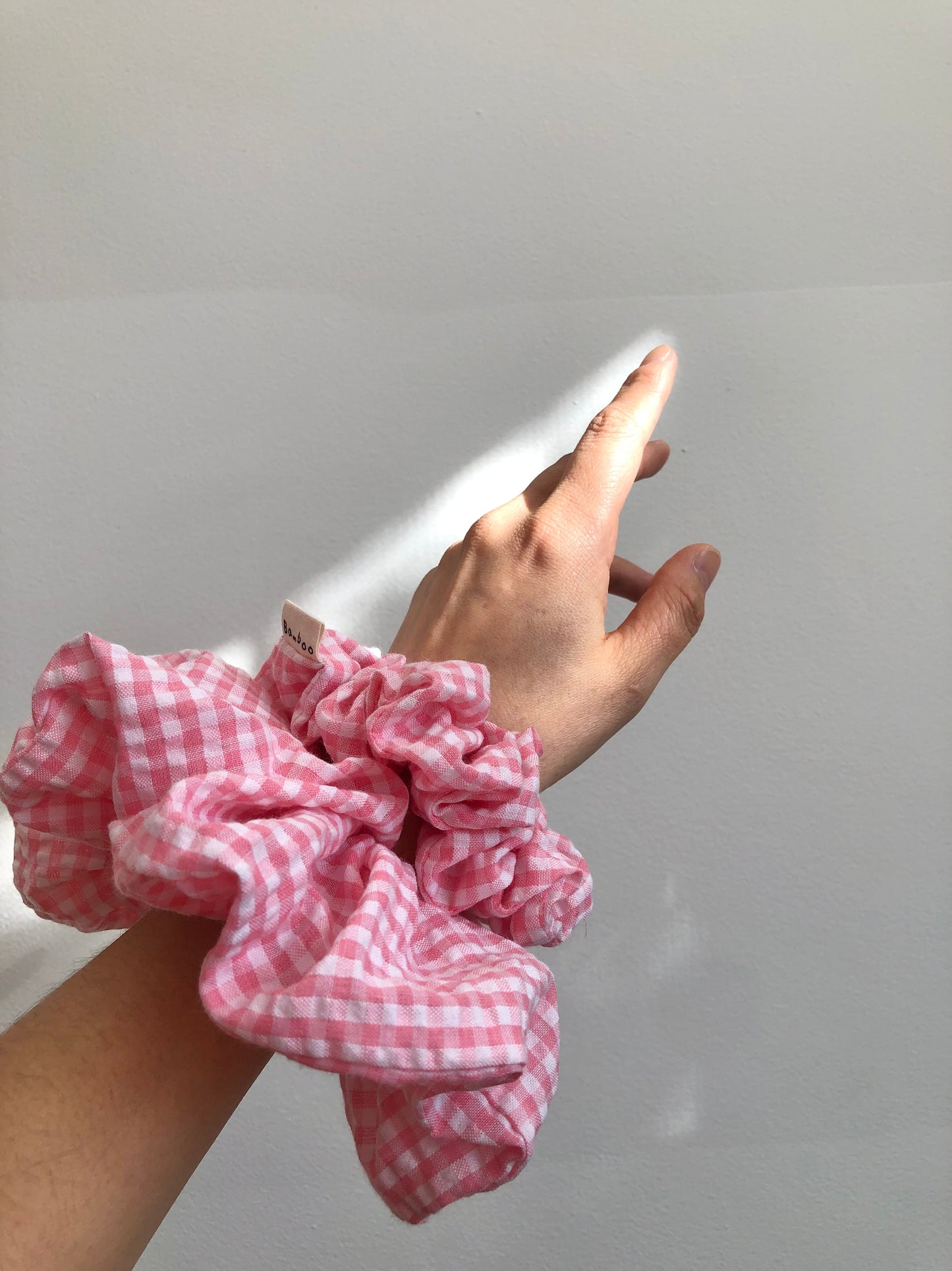 GINGHAM SEERSUCKER SCRUNCHIES - snow pastel