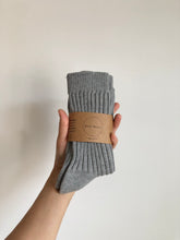 Load image into Gallery viewer, RIBBED COTTON HIGH SOCKS - neutral