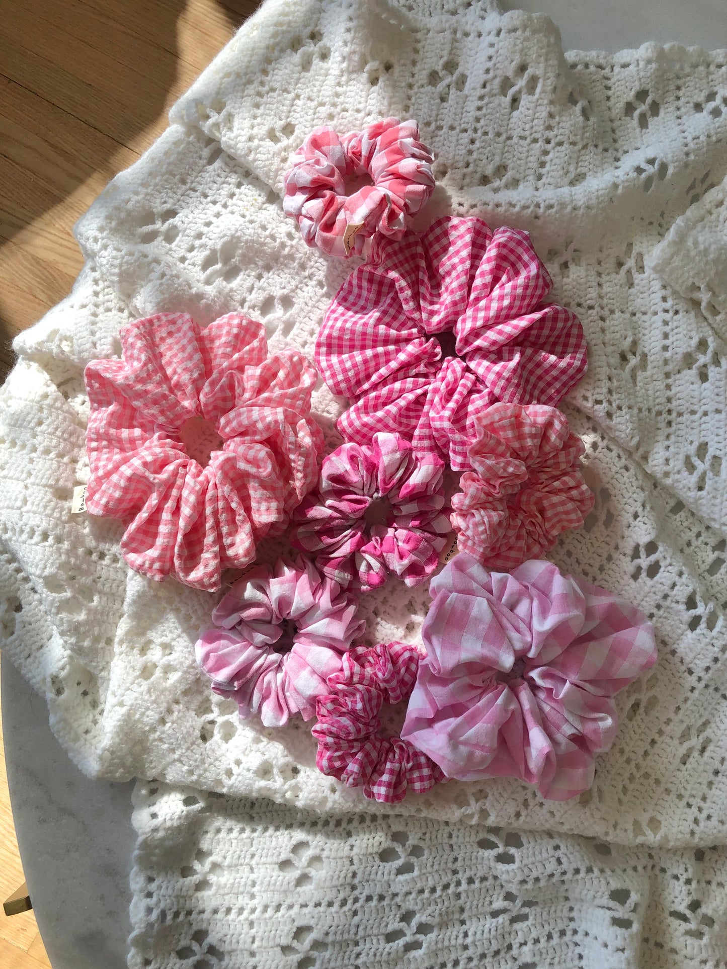 GINGHAM SEERSUCKER SCRUNCHIES - snow pastel