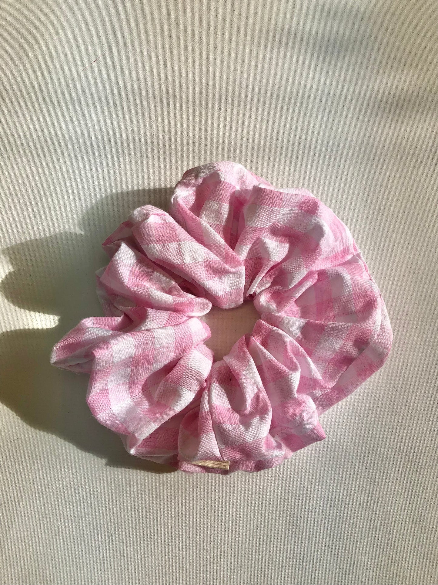 GINGHAM SEERSUCKER SCRUNCHIES - snow pastel