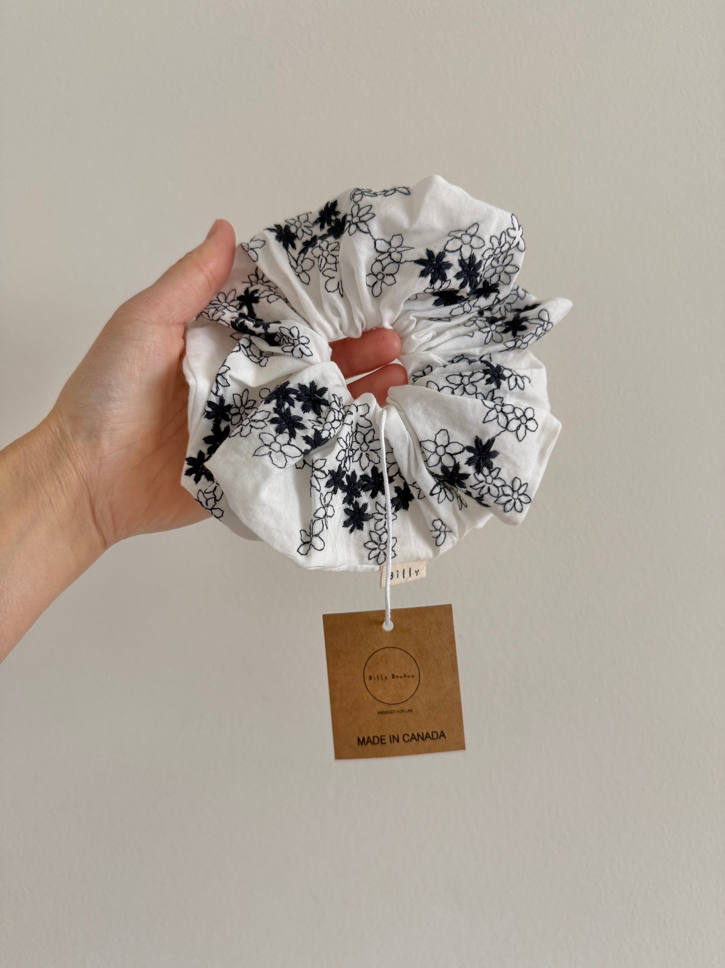 EMBROIDERED NAVY FLOWER SCRUNCHIE