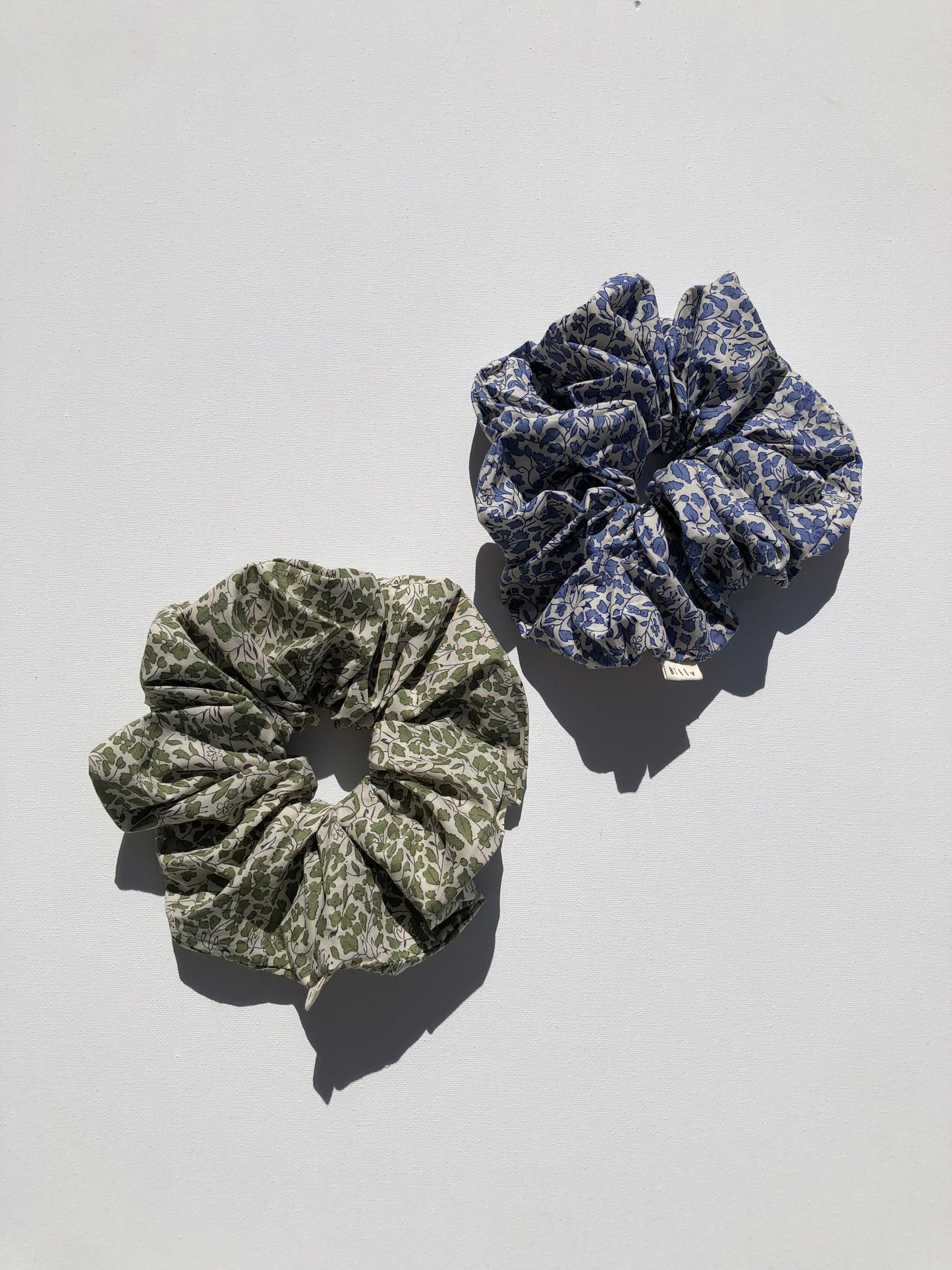 VICTORIA FLORAL SCRUNCHIE