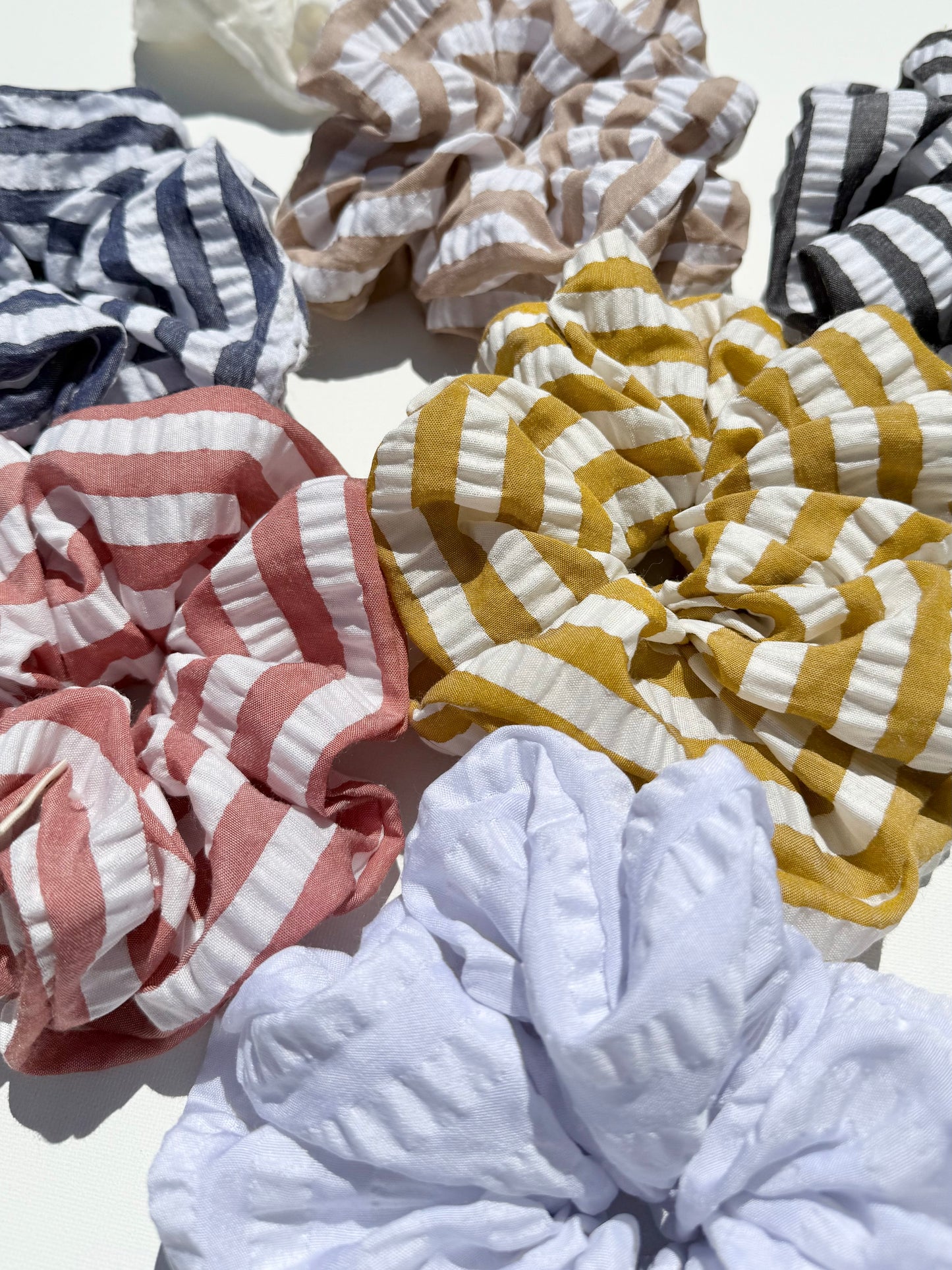 STRIPE SEERSUCKER SCRUNCHIES - neutral
