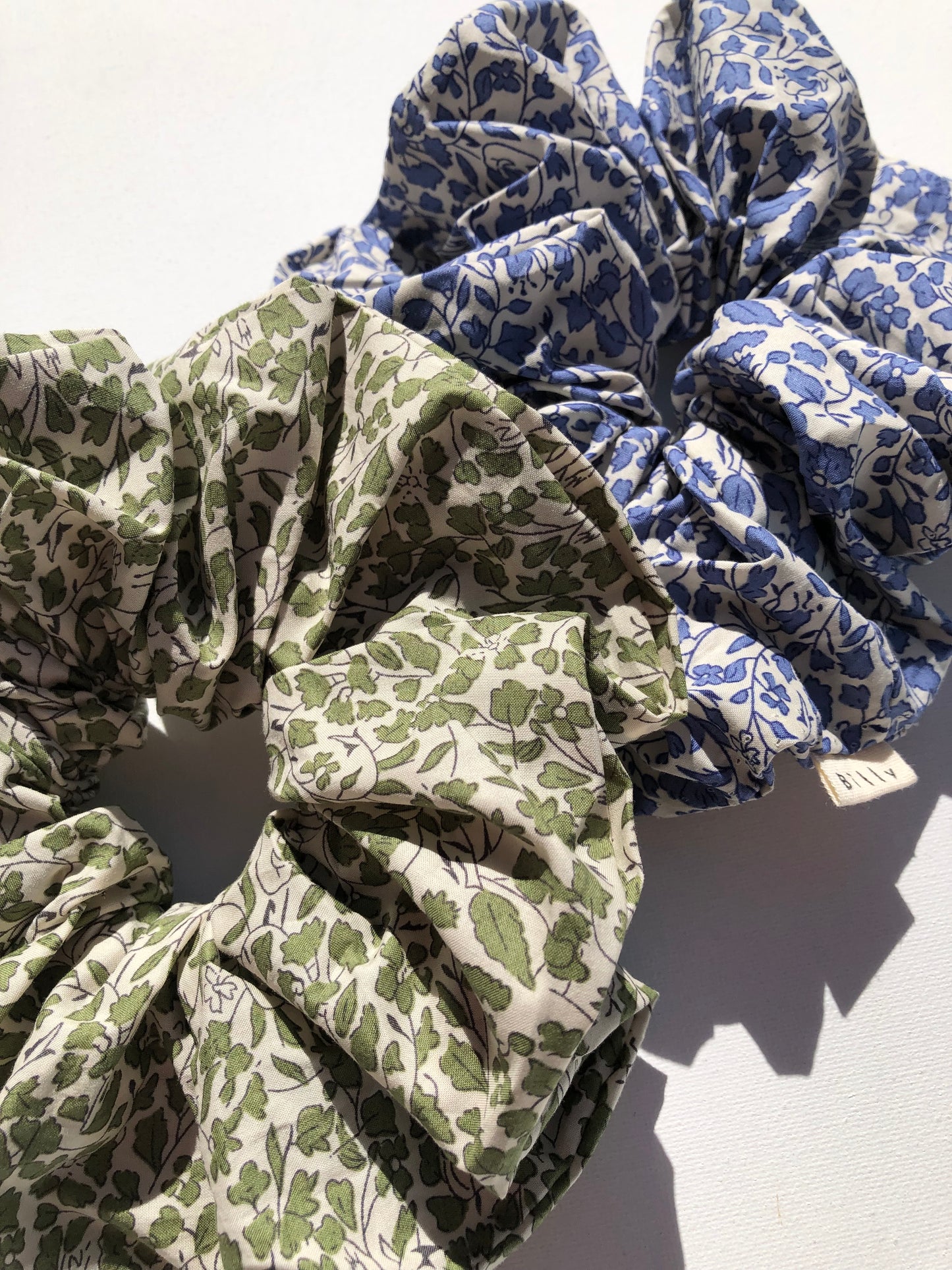 VICTORIA FLORAL SCRUNCHIE