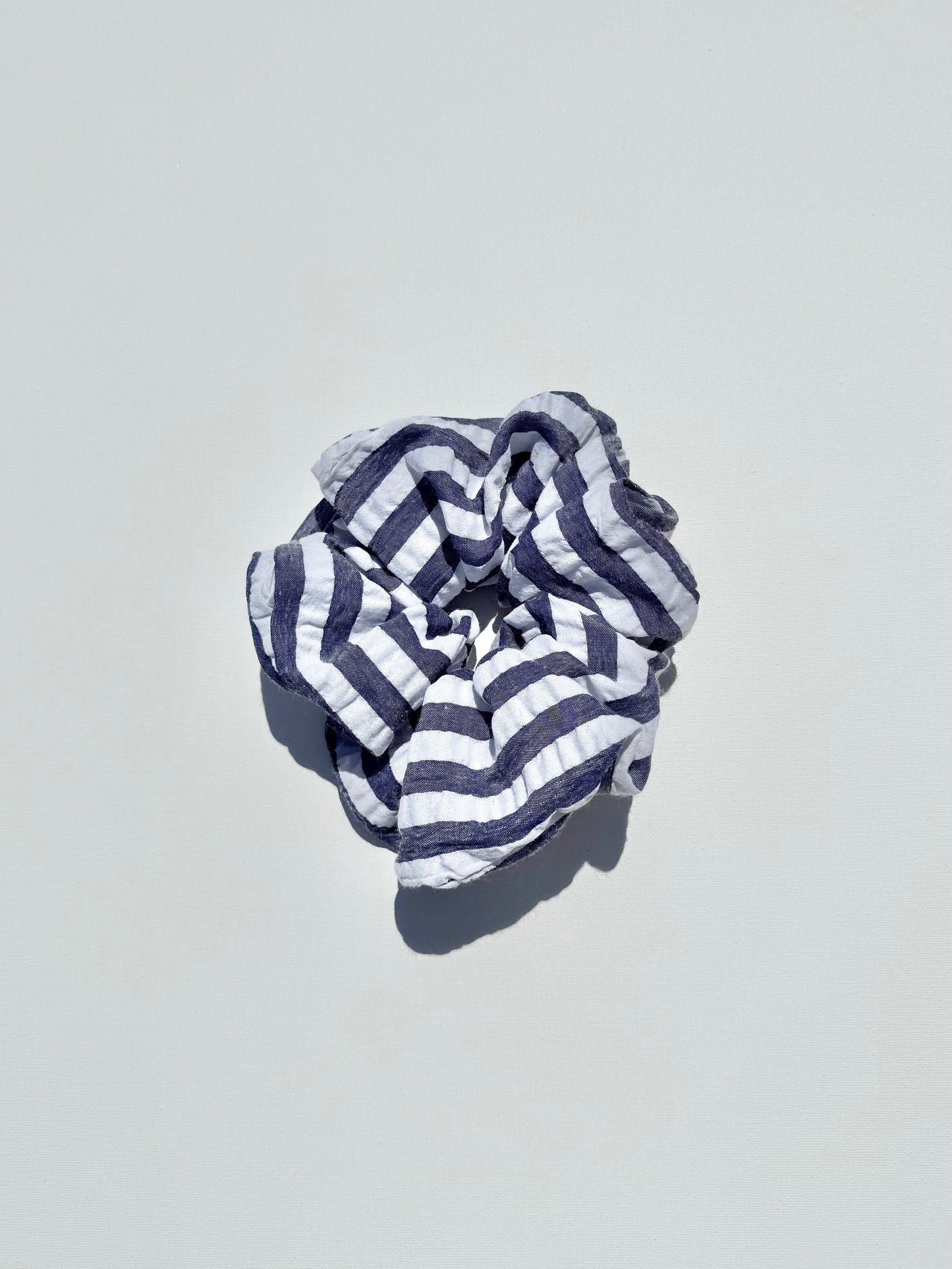 STRIPE SEERSUCKER SCRUNCHIES - neutral