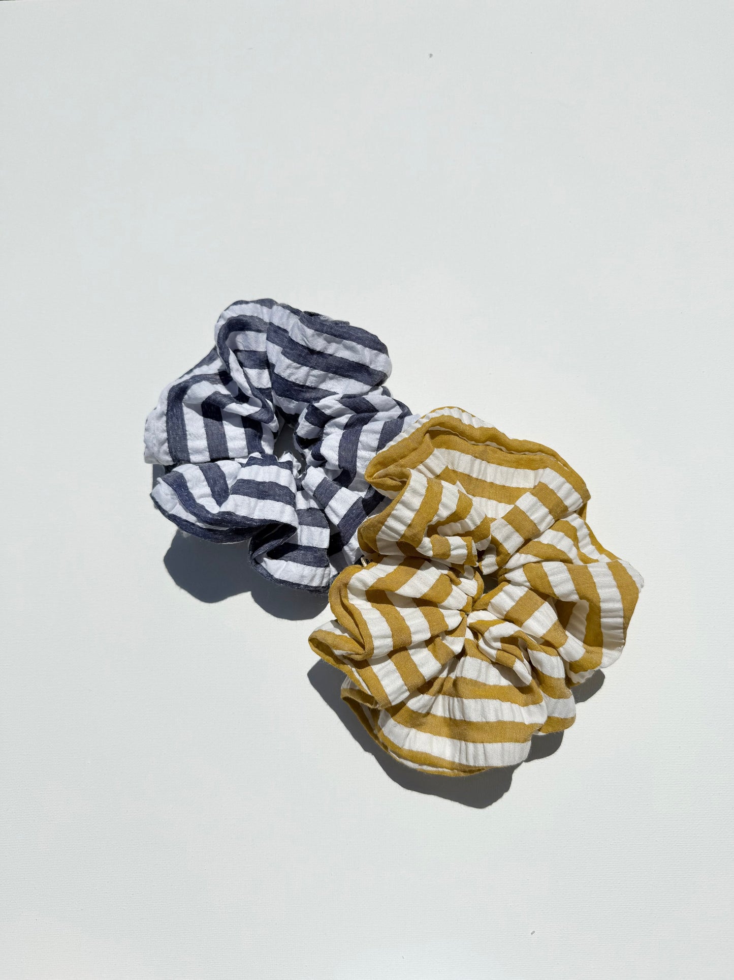 STRIPE SEERSUCKER SCRUNCHIES - neutral