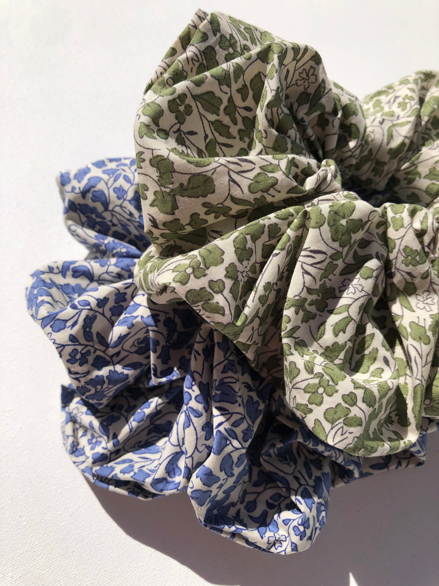 VICTORIA FLORAL SCRUNCHIE