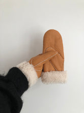 Load image into Gallery viewer, SHEARLING MITTENS