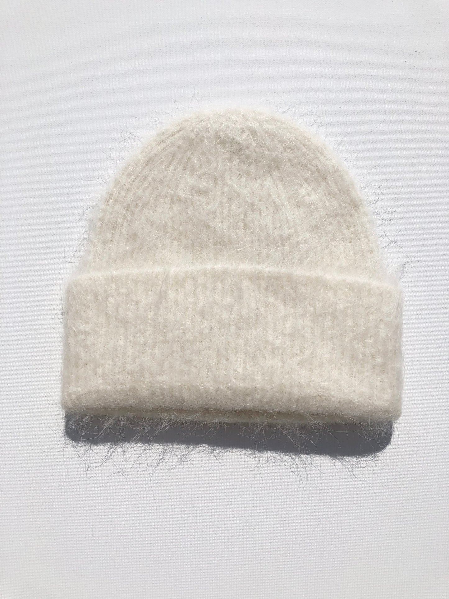 ALPACA FLUFFY BEANIE - mid of December