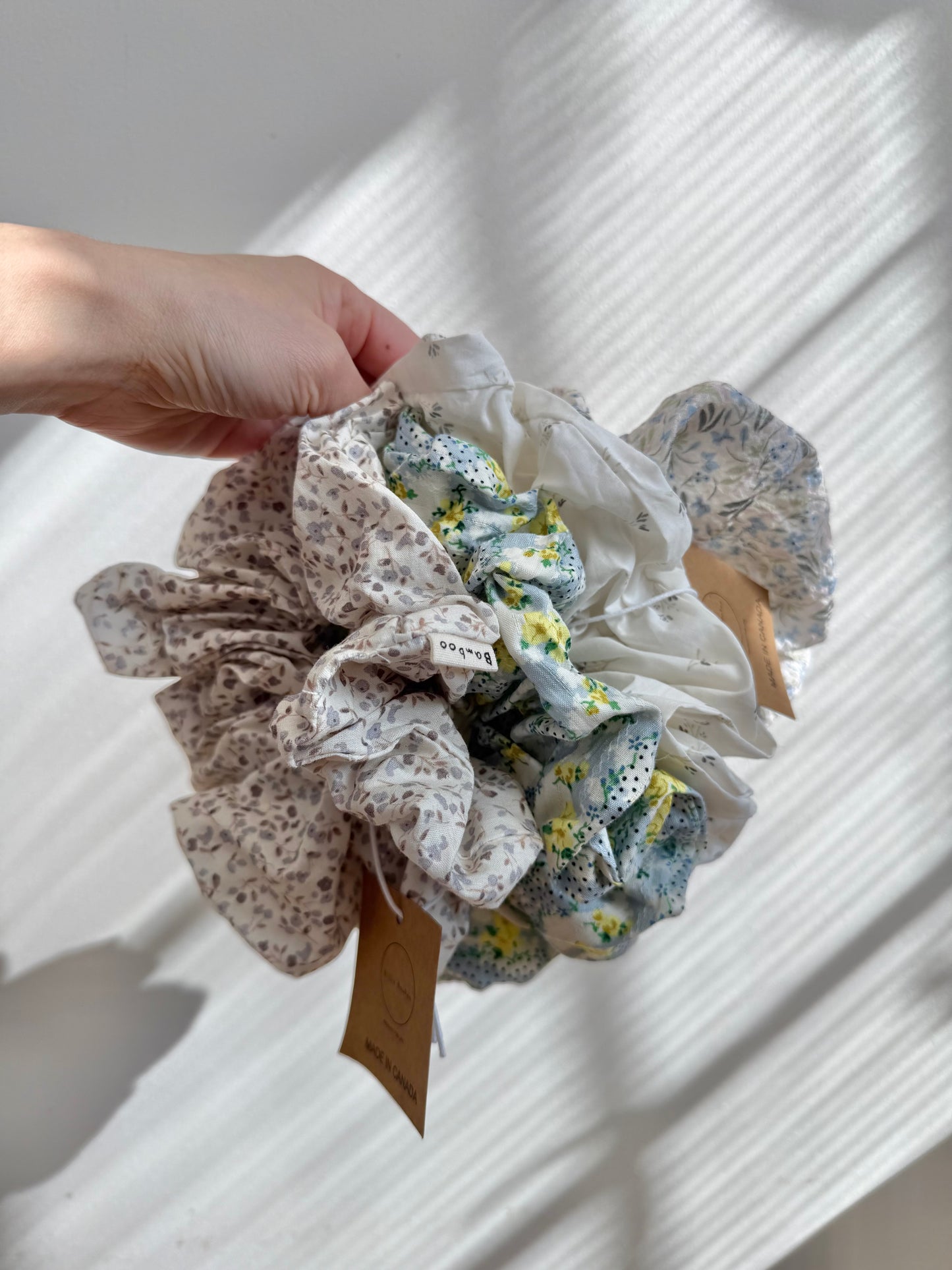 VICTORIA FLORAL SCRUNCHIE