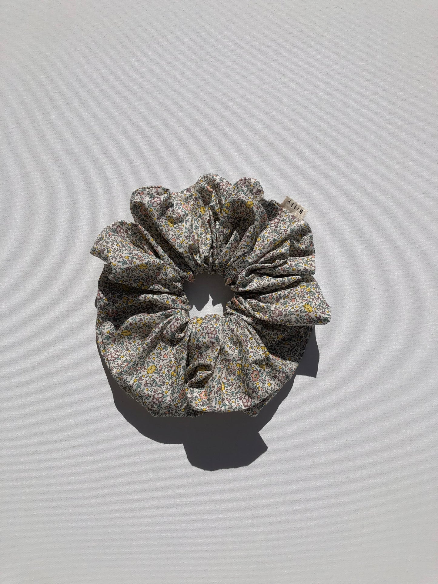 VICTORIA FLORAL SCRUNCHIE