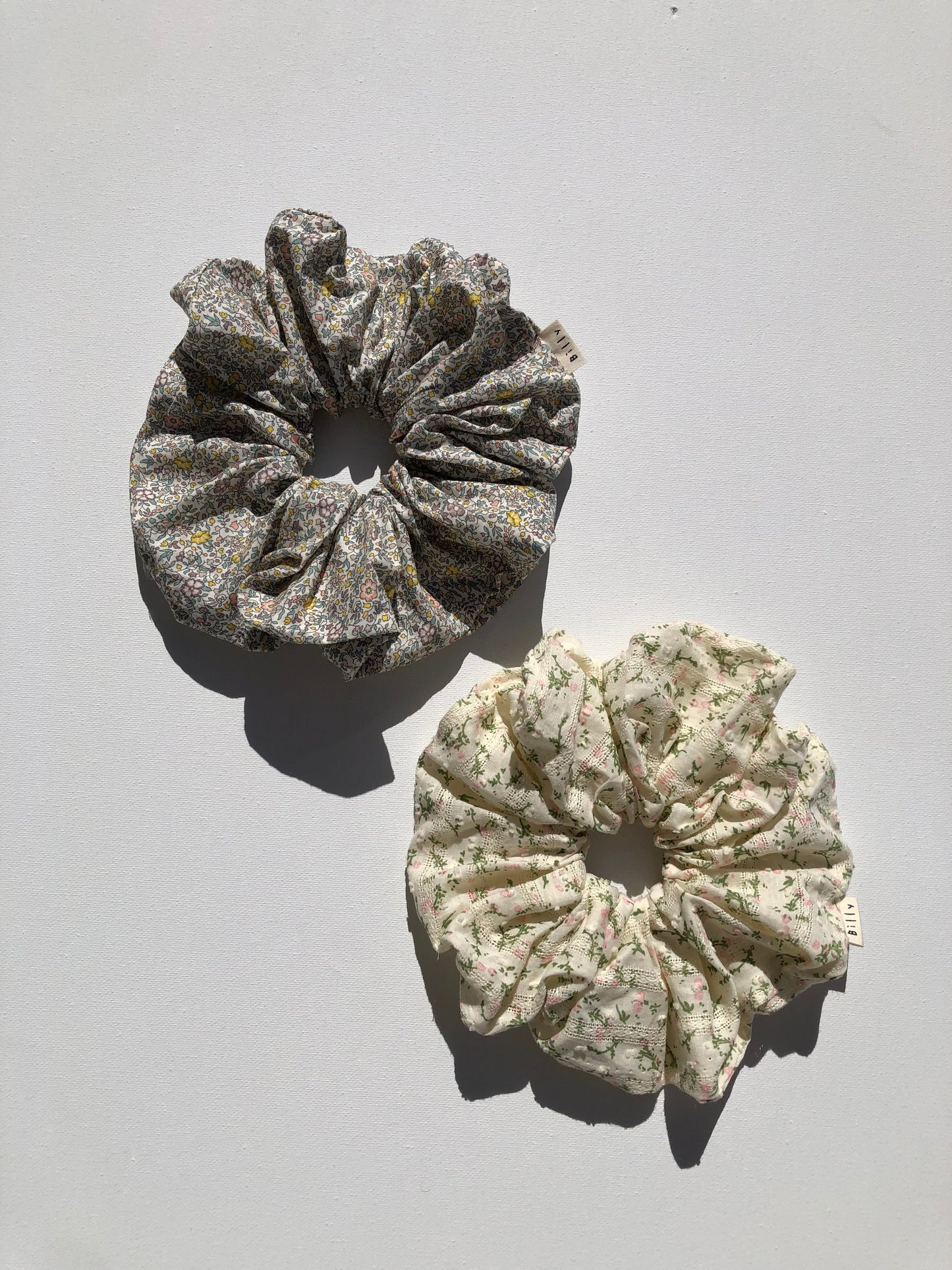 VICTORIA FLORAL SCRUNCHIE