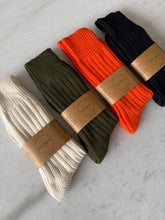 Load image into Gallery viewer, MEN’S CHUNKY RIBBED HIGH SOCKS