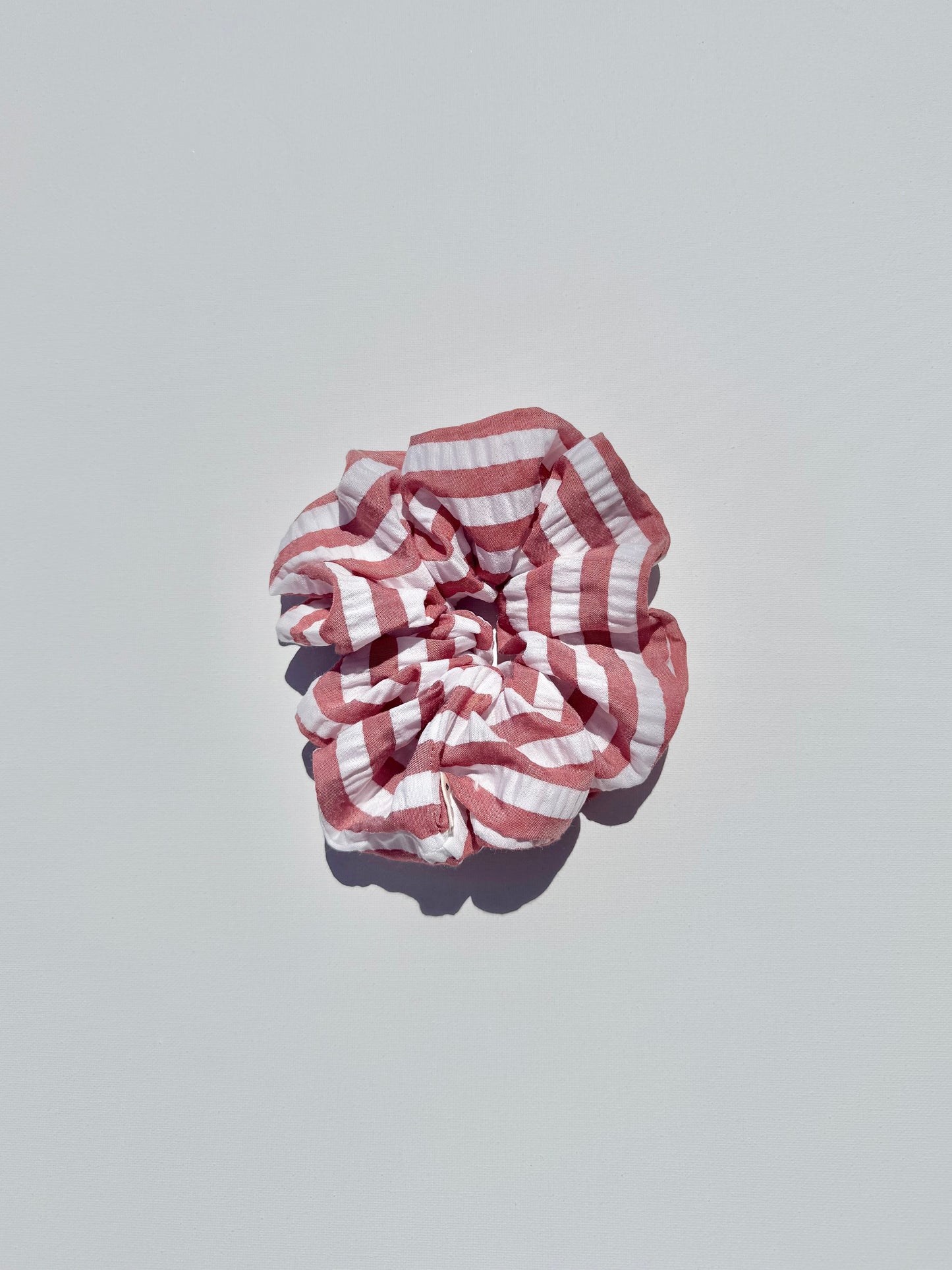 STRIPE SEERSUCKER SCRUNCHIES - neutral