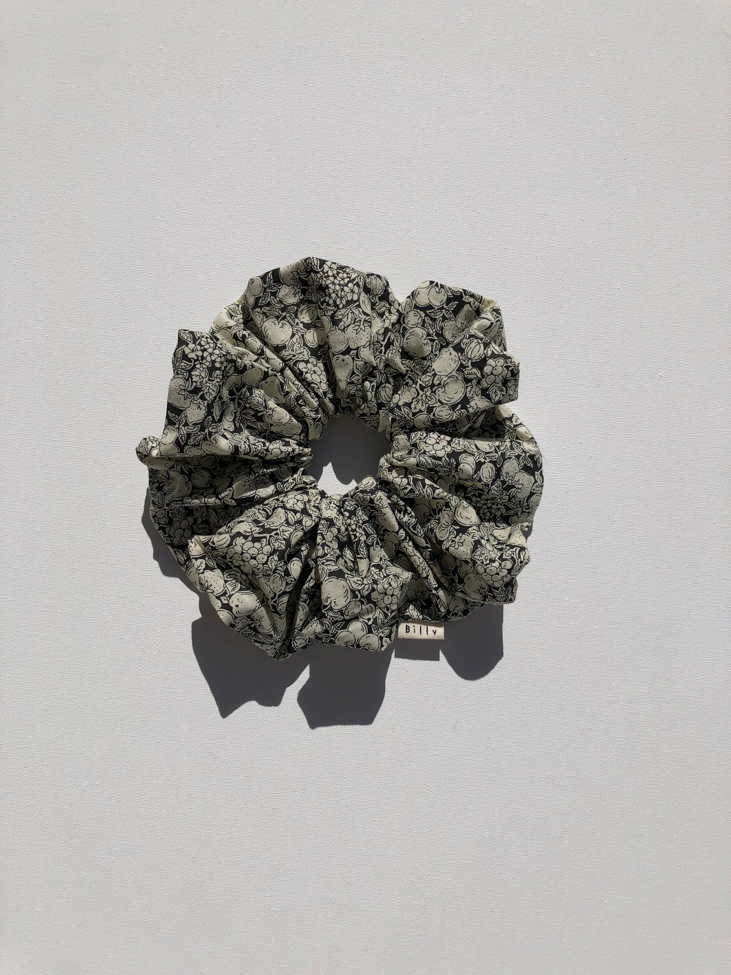VICTORIA FLORAL SCRUNCHIE