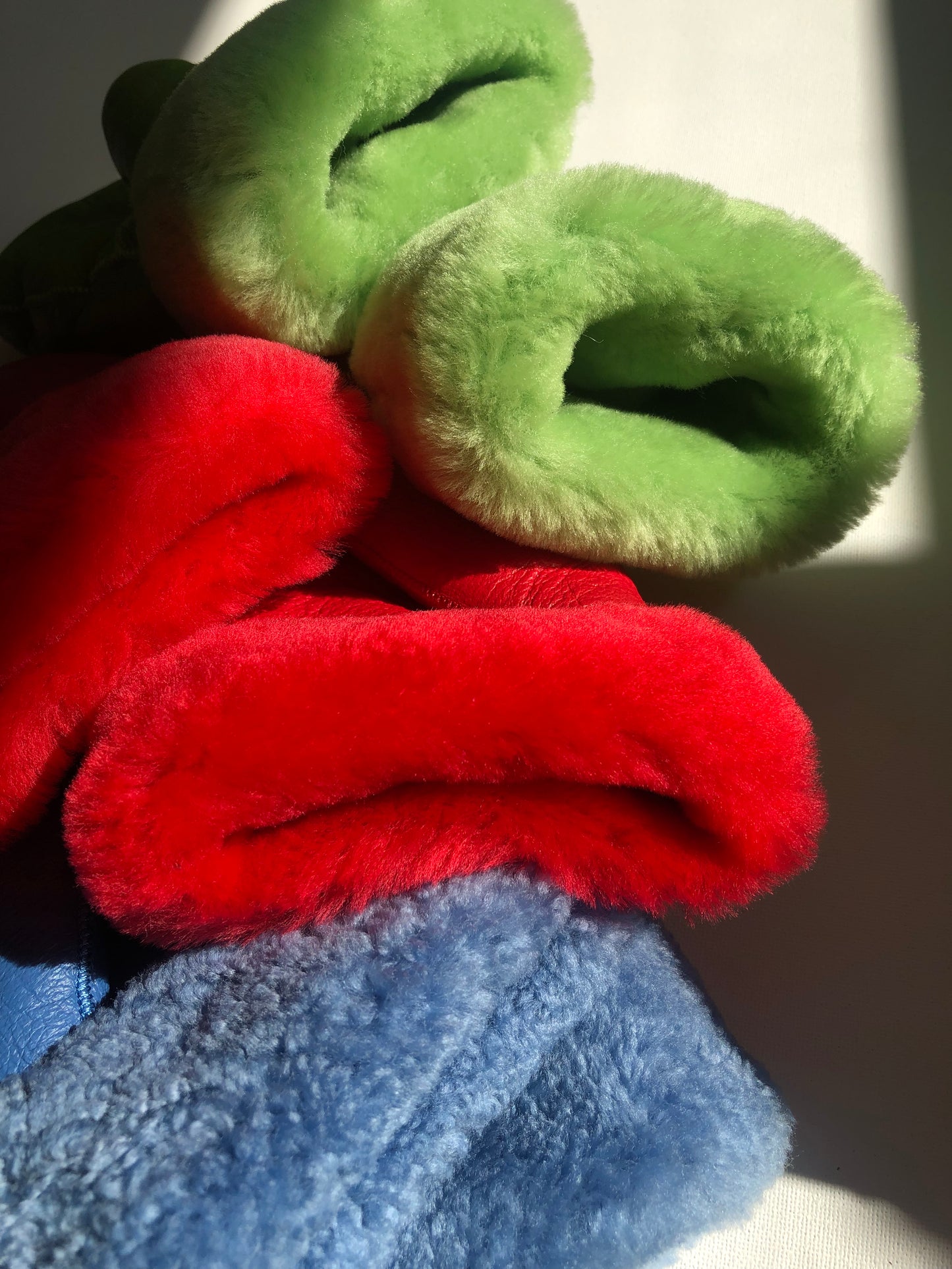 PUFFY SHEARLING MITTENS