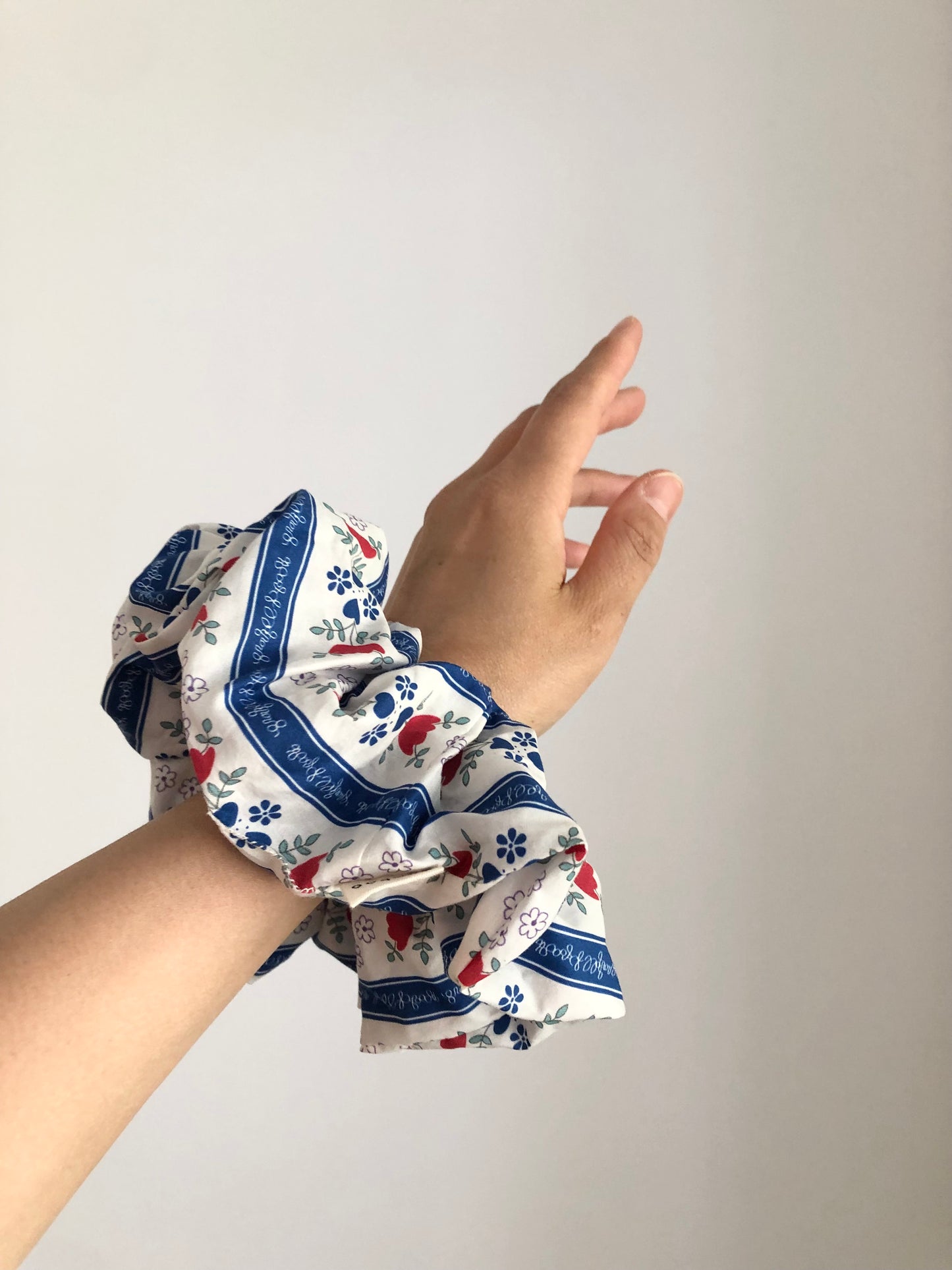 GARDEN FLORAL SCRUNCHIES