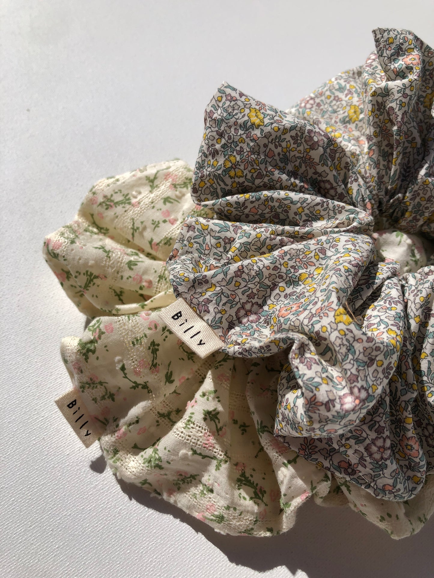 VICTORIA FLORAL SCRUNCHIE