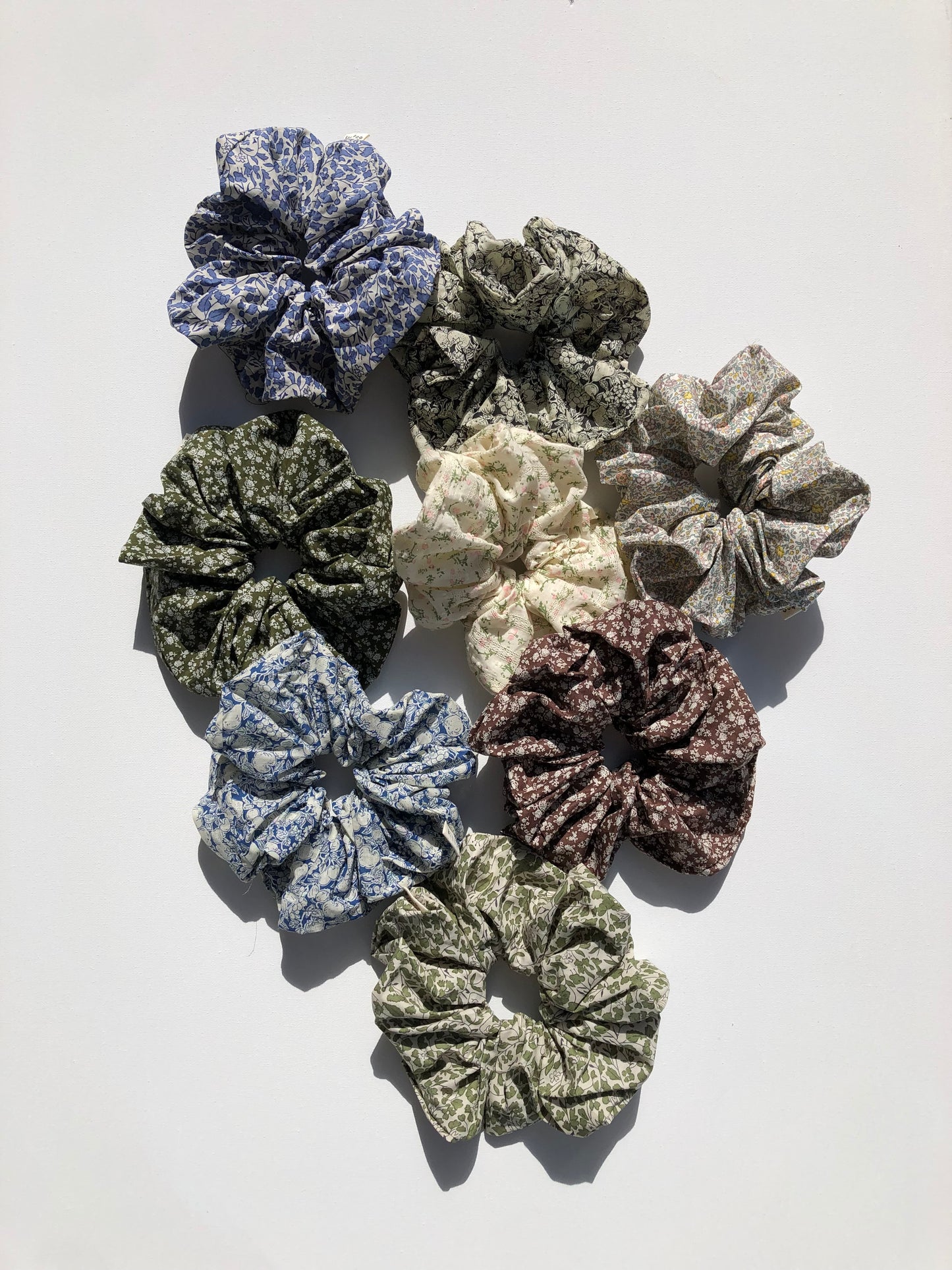 VICTORIA FLORAL SCRUNCHIE