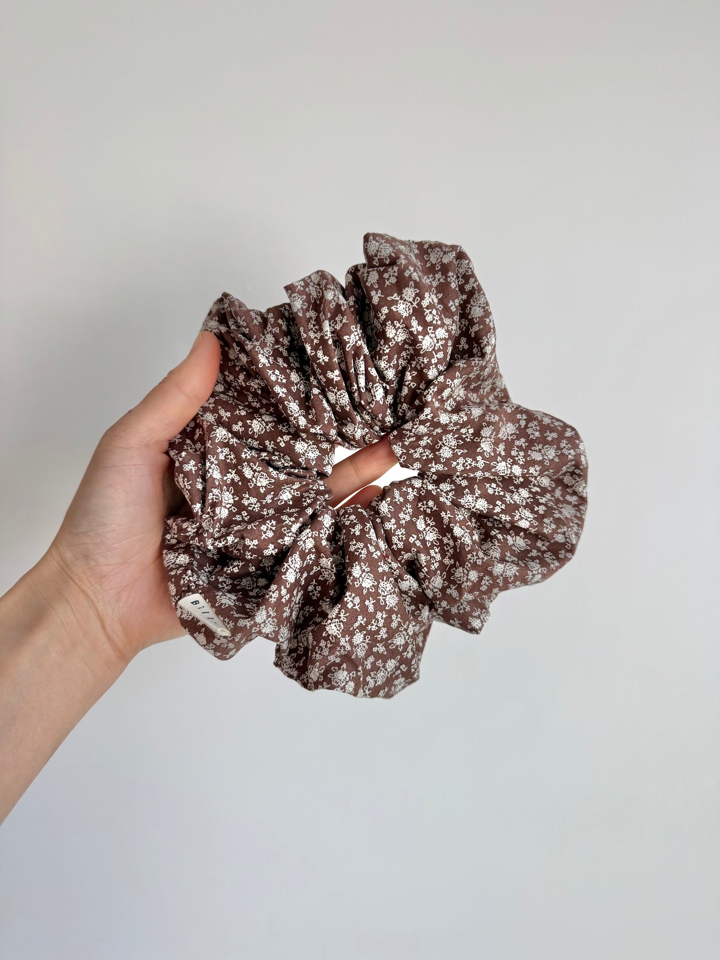 VICTORIA FLORAL SCRUNCHIE