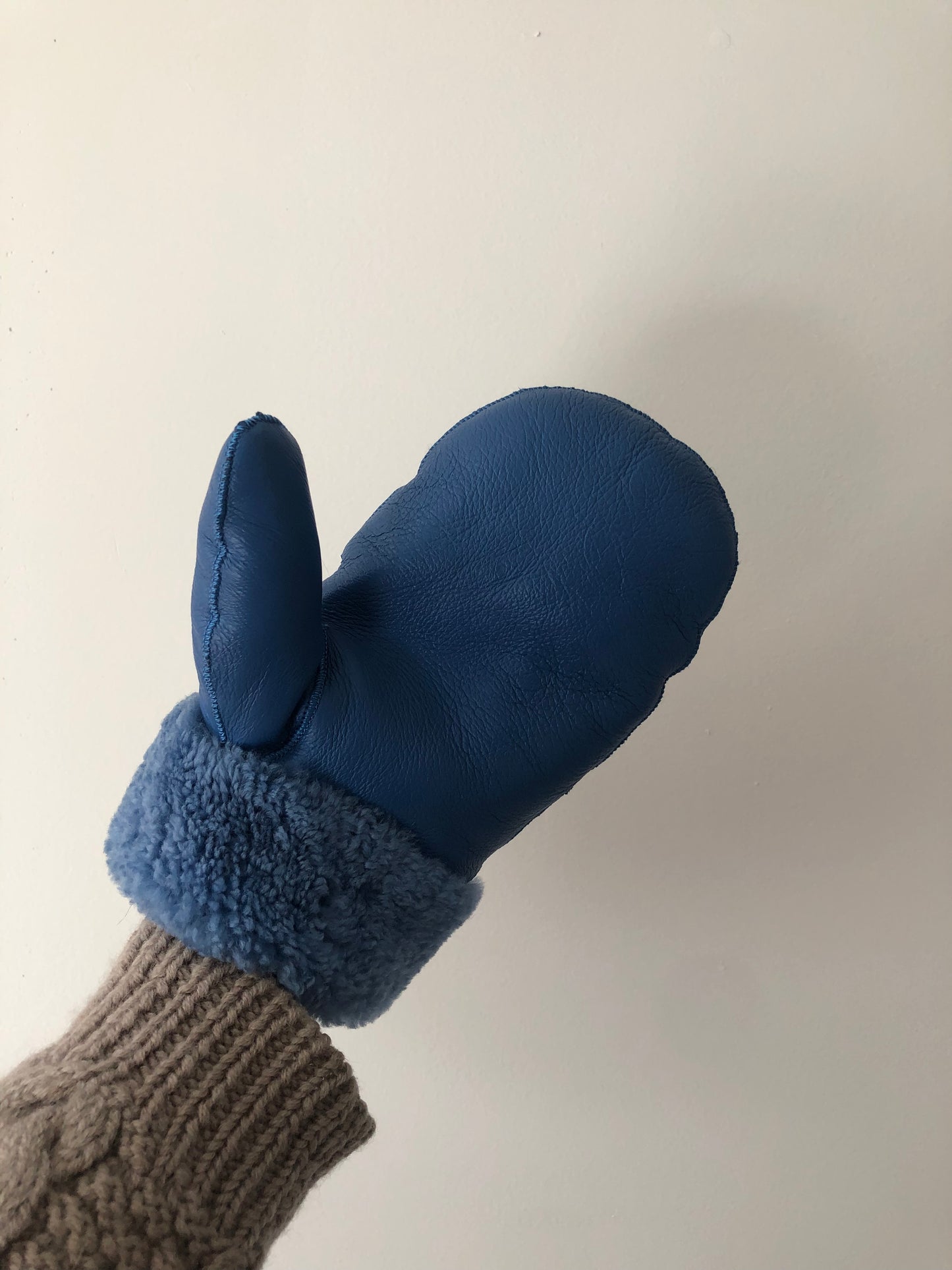 PUFFY SHEARLING MITTENS