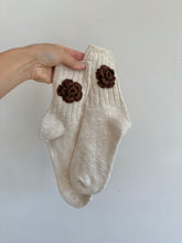 Load image into Gallery viewer, CROCHET COOKIE FLOWERS SOCKS